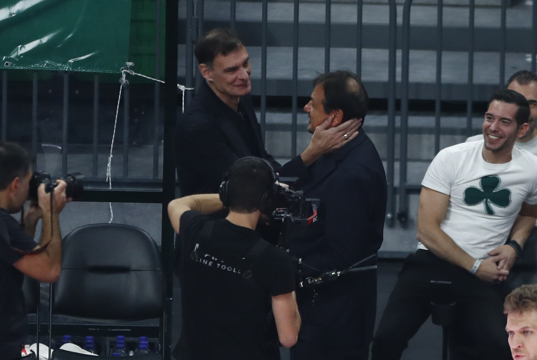 Αγκαλιά Αταμάν - Μπαρτζώκα πριν το πρώτο τζάμπολ του ντέρμπι «αιωνίων» (video)