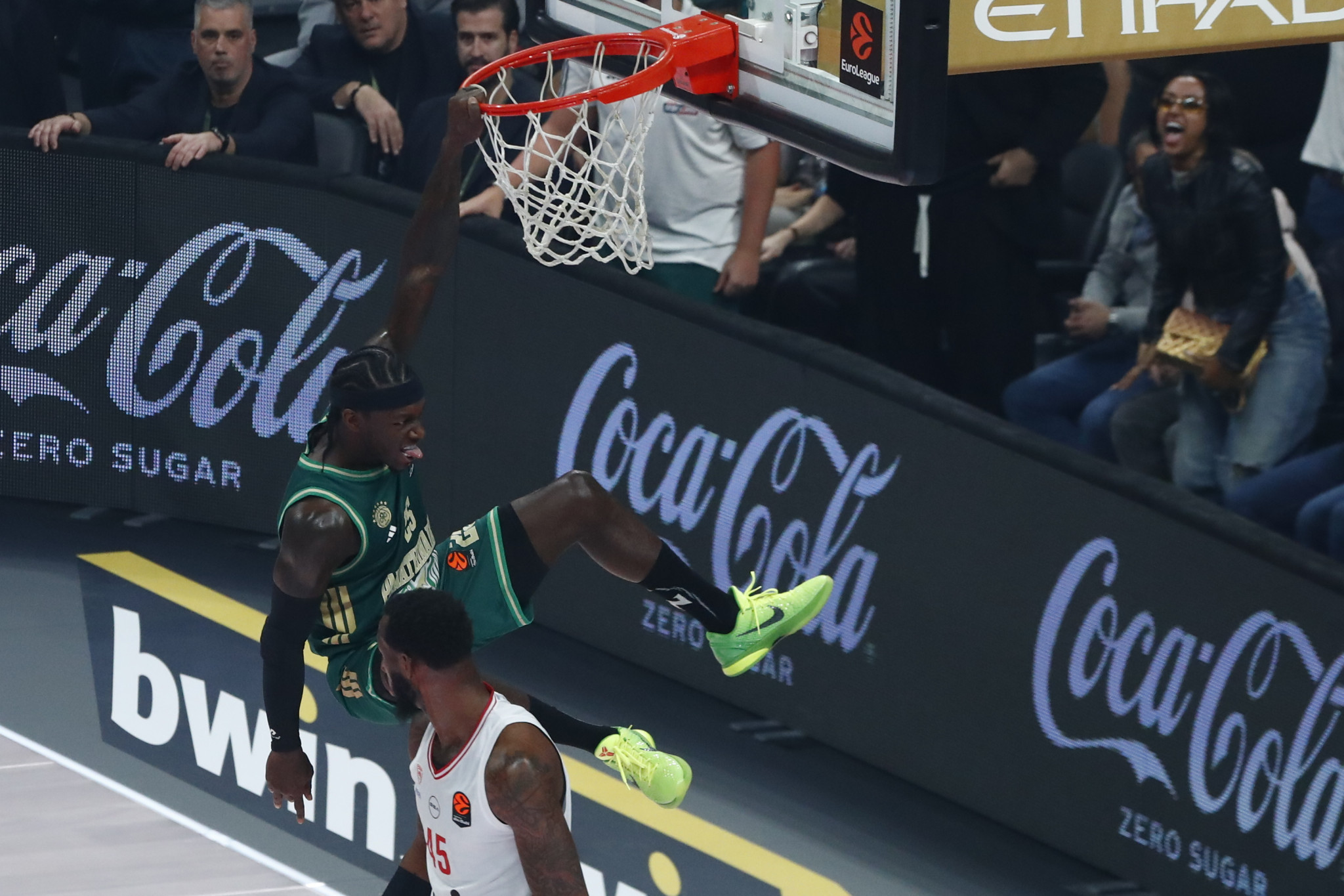 Πέρασε πάνω από τον Χολ και κάρφωσε εντυπωσιακά ο Ναν! (video)