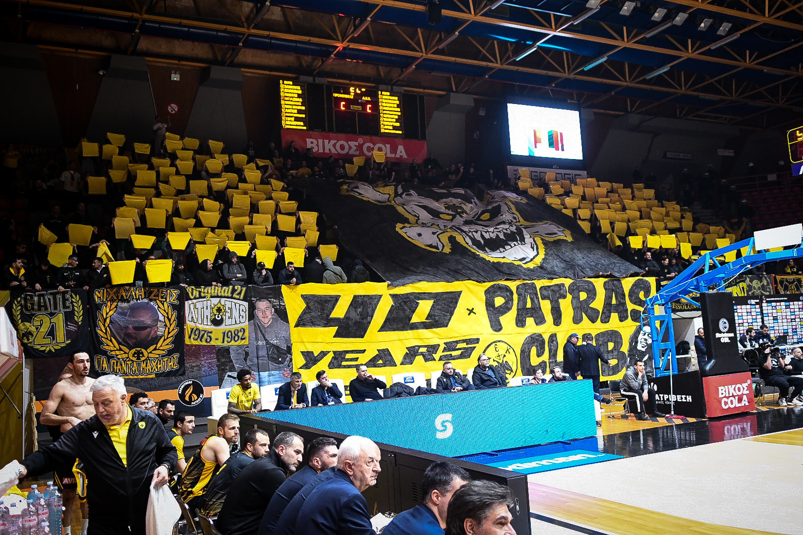 Δυναμική παρουσία του κόσμου της ΑΕΚ στην Πάτρα (video)