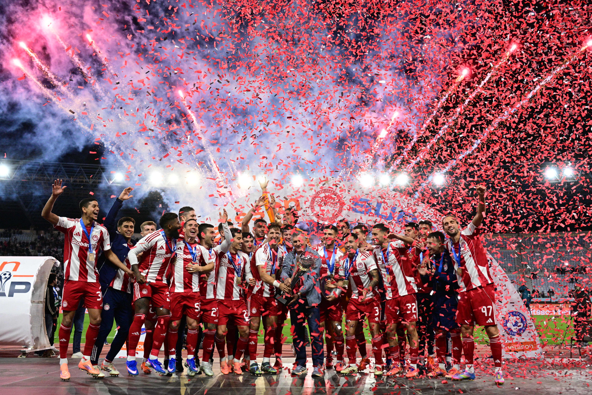 Η απονομή του τροπαίου στον Ολυμπιακό και οι πανηγυρισμοί των ποδοσφαιριστών (videos)