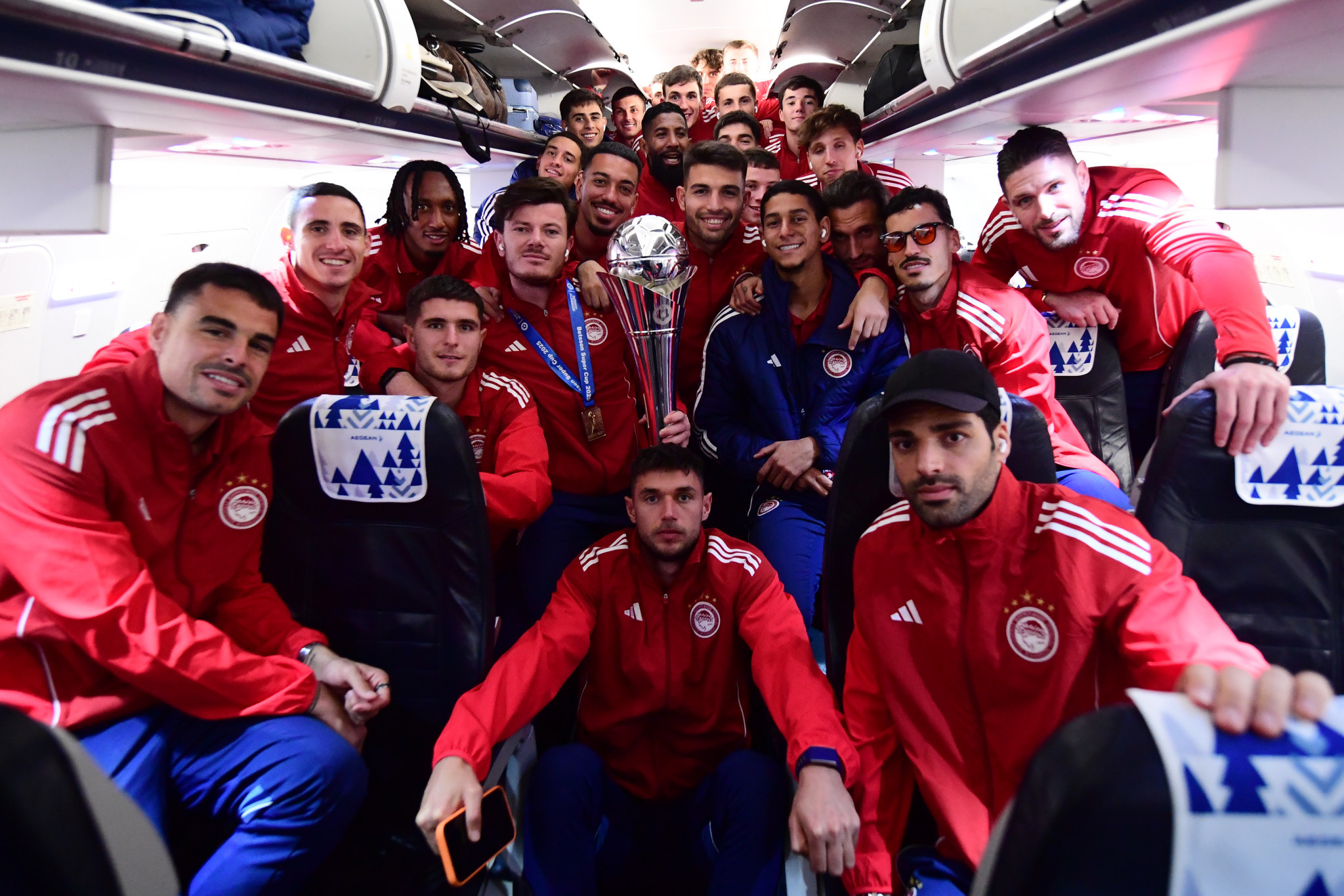 Η επιστροφή των τροπαιούχων απ' την Κρήτη παρέα με την κούπα