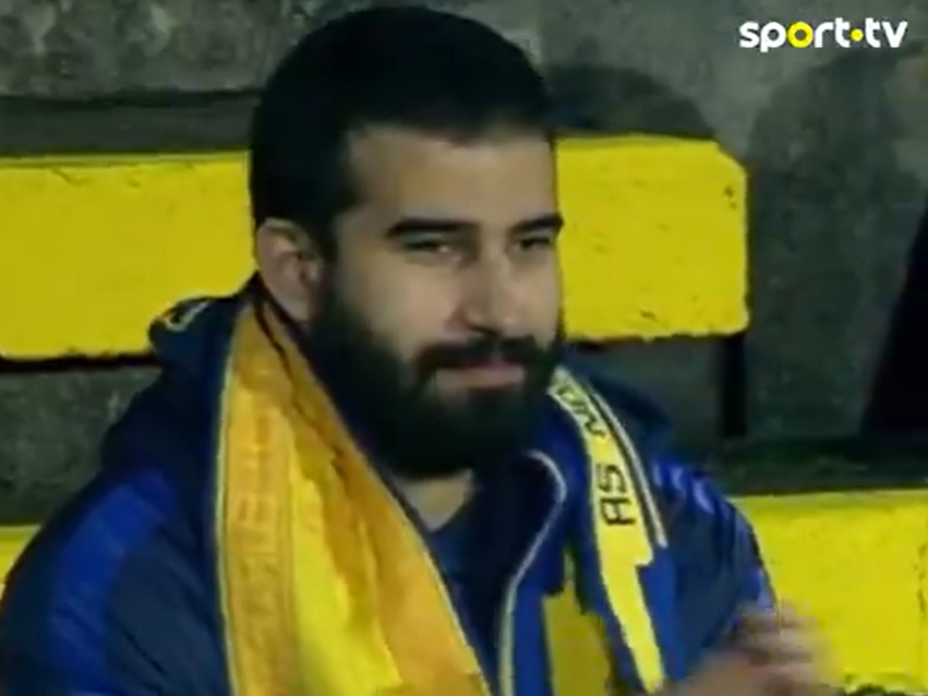 Φοβερή στιγμή: Οι παίκτες της Αρούκα αγκάλιασαν τον μοναδικό οπαδό που ταξίδεψε 1.500 χιλιόμετρα σε εκτός έδρας ματς (video)