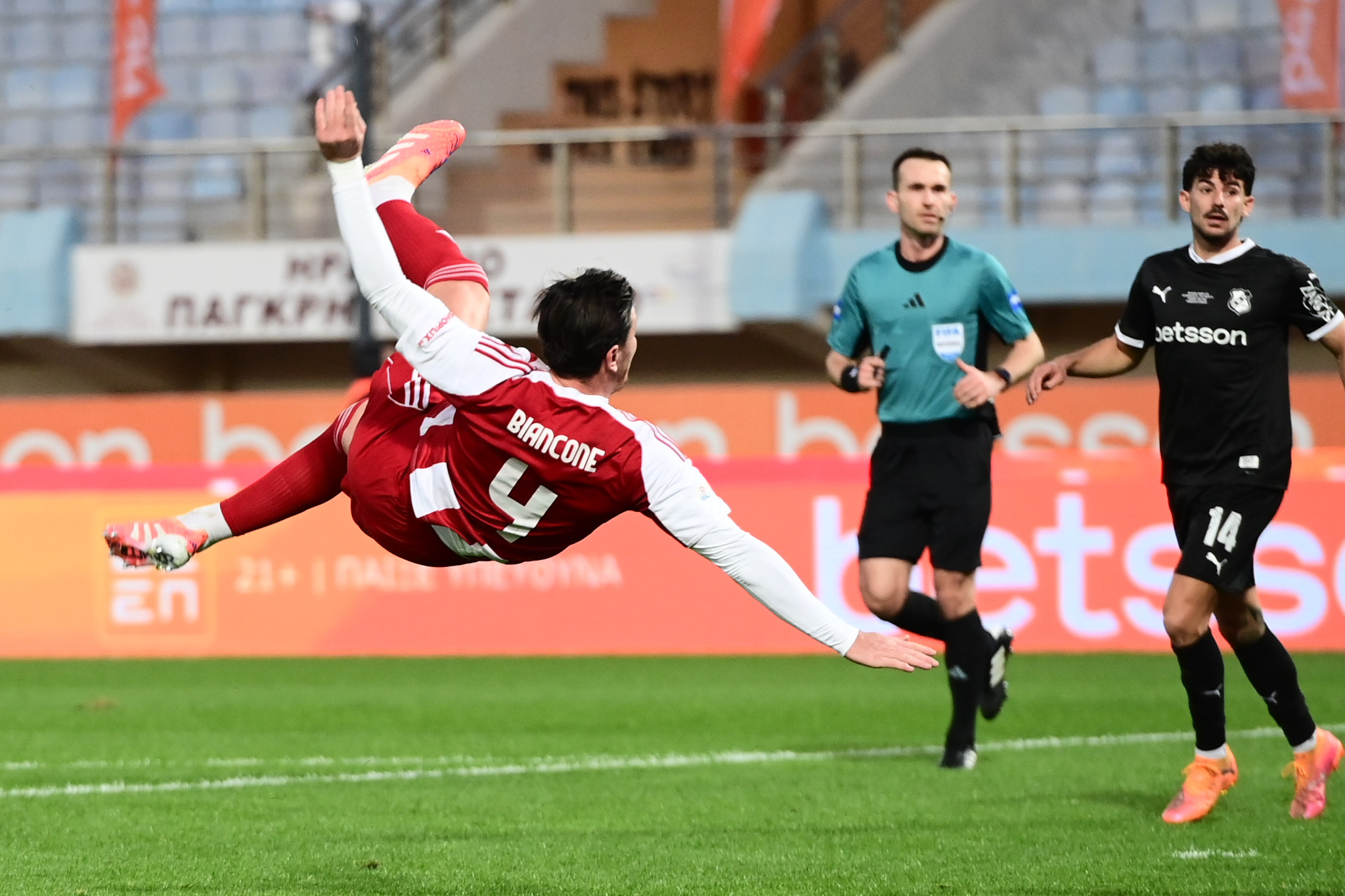 Ο Μπιανκόν προσπάθησε να σκοράρει με στυλ... Ελ Κααμπί (video)