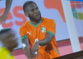 Ο Κεσιέ έκανε νόημα στον Κοσουνού να βουτήξει για... πέναλτι - Η αντίδραση του τερματοφύλακα (video)