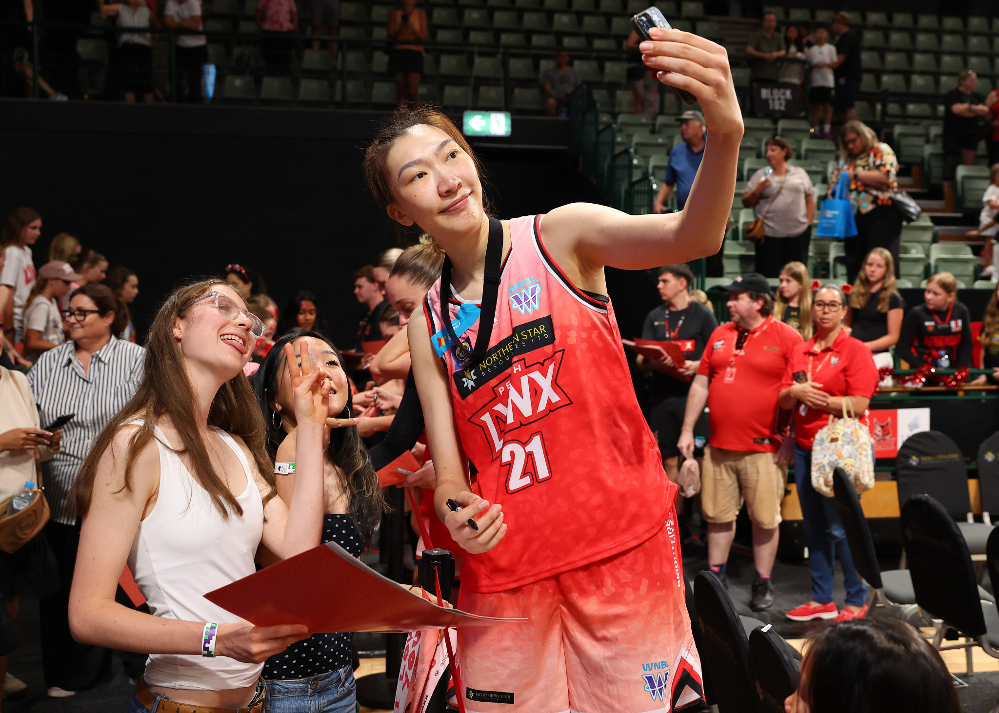 Είναι Κινέζα, παίζει μπάσκετ στην Αυστραλία και όλοι την συγκρίνουν με τον Γουεμπανιαμά (video)