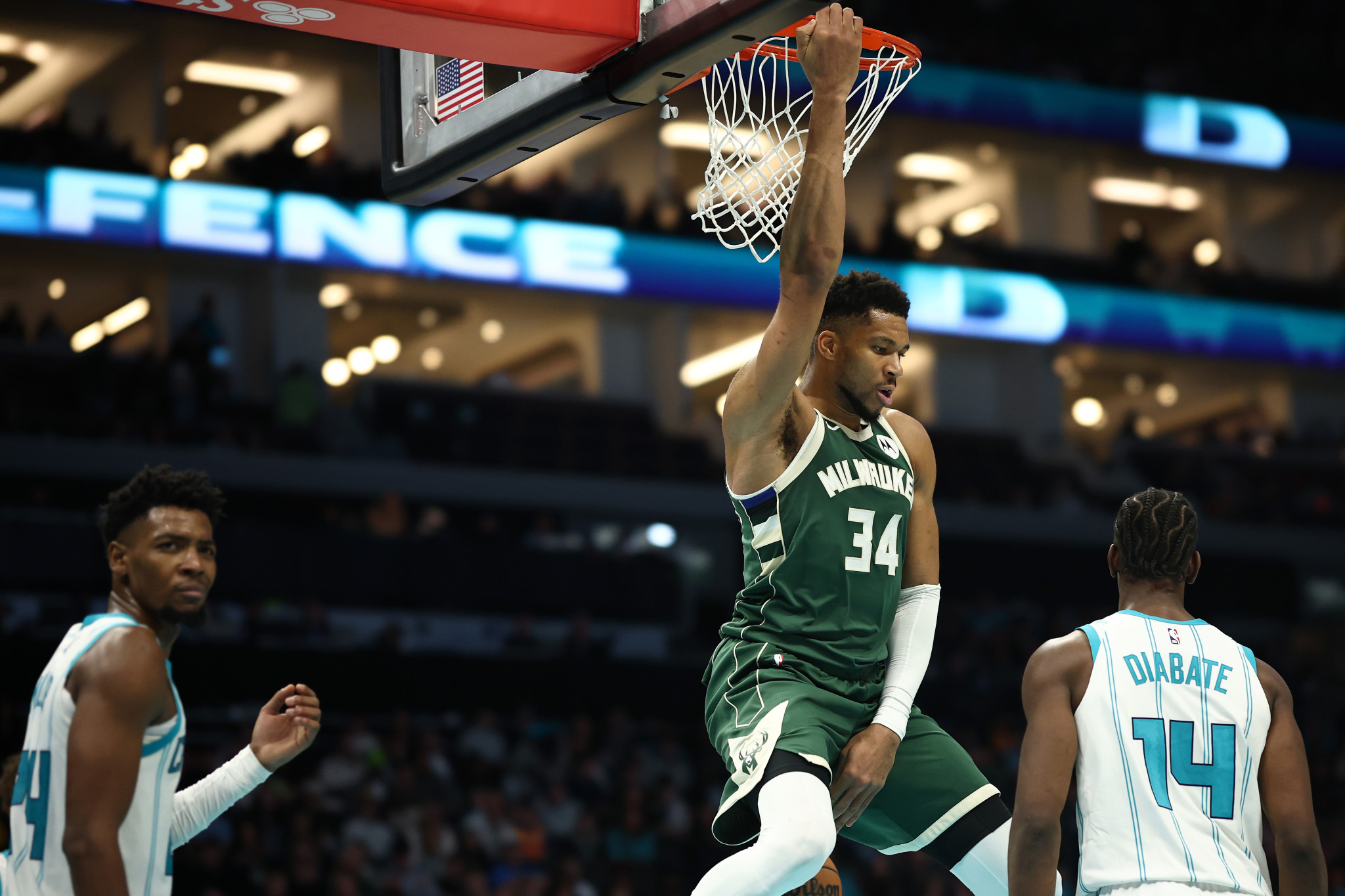 Επέστρεψε ο Γιάννης, ανεβαίνουν οι Μπακς