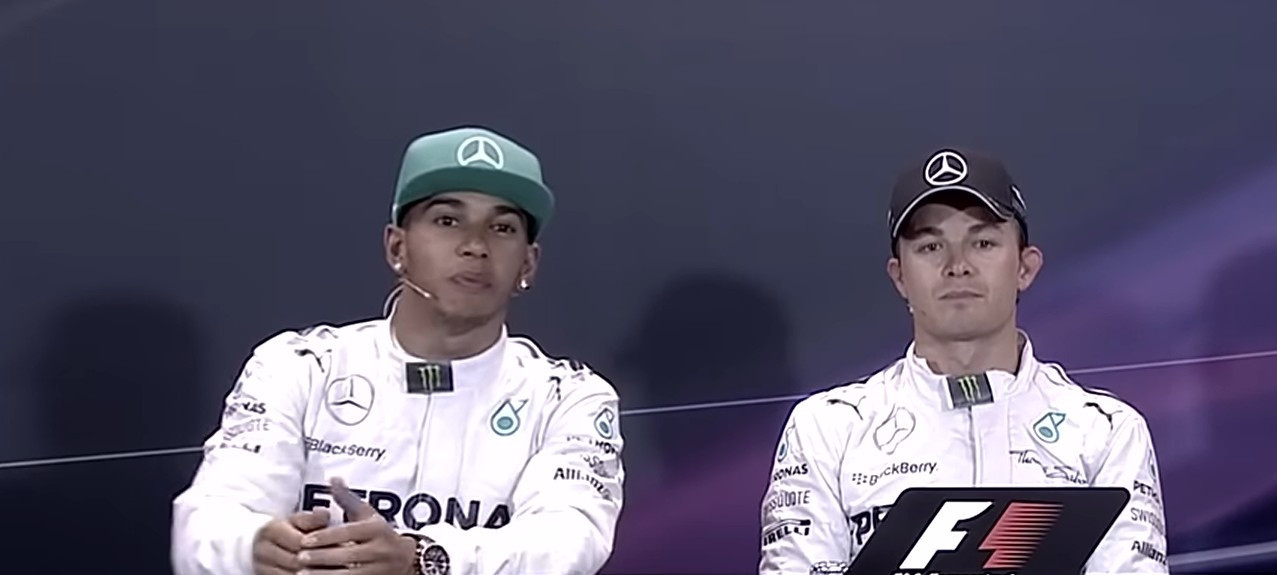 Κάθε Χριστούγεννα ο Χάμιλτον κάνει δώρα στα παιδιά ενός αντιπάλου του, αλλά δεν μπαίνει στο σπίτι του