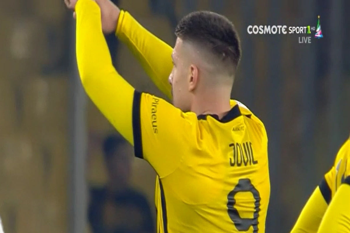 Ξέσπασε ο Γιόβιτς μετά το 2-1: Εκανε το σήμα του VAR κι έδειξε σέντρα! (video)