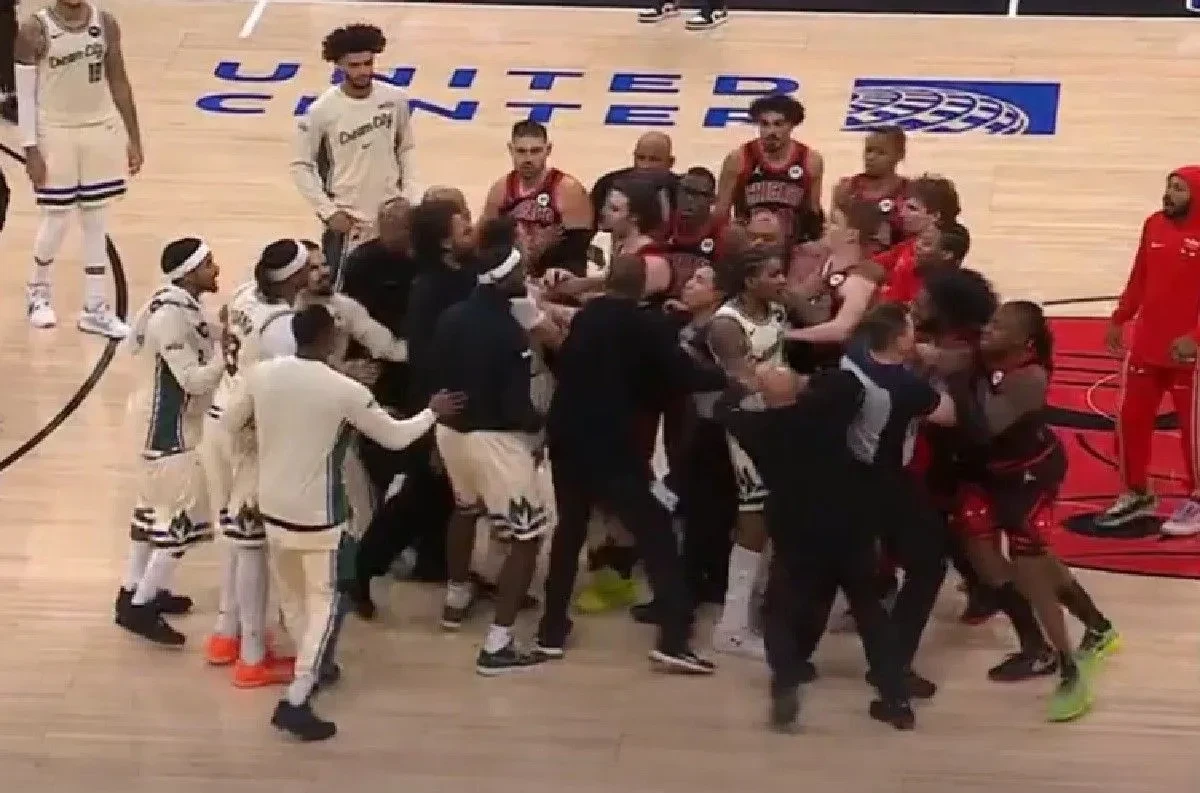 Ένα κάρφωμα του Γιάννη έφερε... χαμό στο Μπουλς - Μπακς (video)