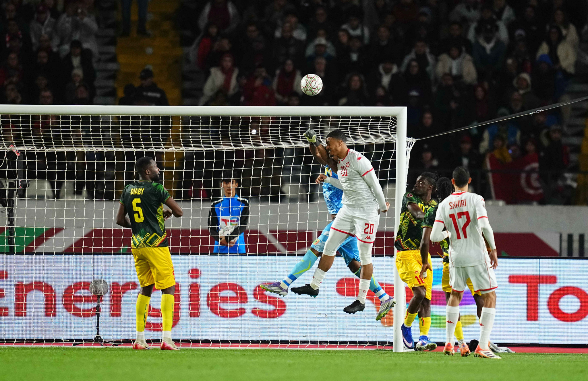 Ηρωικό Μάλι, απέκλεισε την Τυνησία στα πέναλτι, παίζοντας με 10 από το 26'!