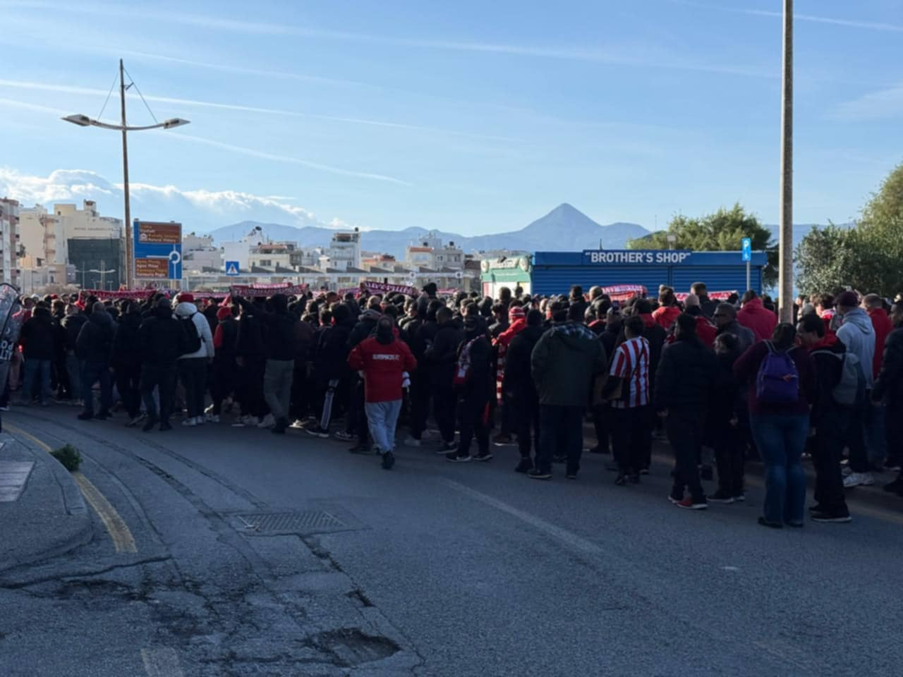 Ξεκίνησε η πορεία των οπαδών του Ολυμπιακού για το Παγκρήτιο - Το βίντεο του Athletiko