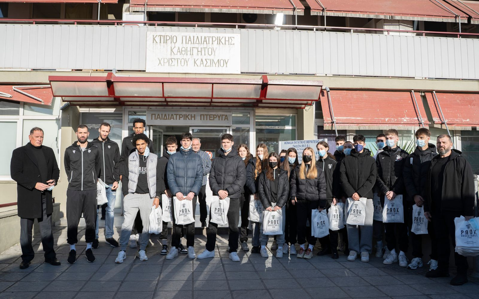 Παίκτες του ΠΑΟΚ μοίρασαν χαμόγελα στα μικρά παιδια του Ιπποκράτειου Νοσοκομείου (photo)