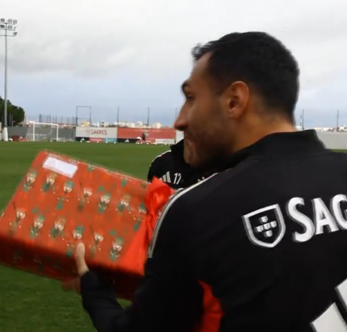 Ο Παυλίδης και οι παίκτες της Μπενφίκα μοίρασαν δώρα και χαμόγελα σε μικρά παιδιά (video)