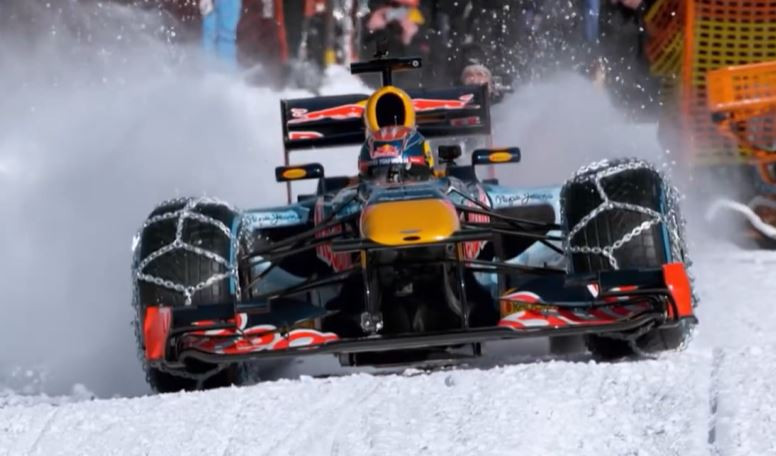 Ο Φερστάπεν έβαλε... αλυσίδες στο μονοθέσιο της Red Bull και έκανε ντριφτ στις Άλπεις (video)