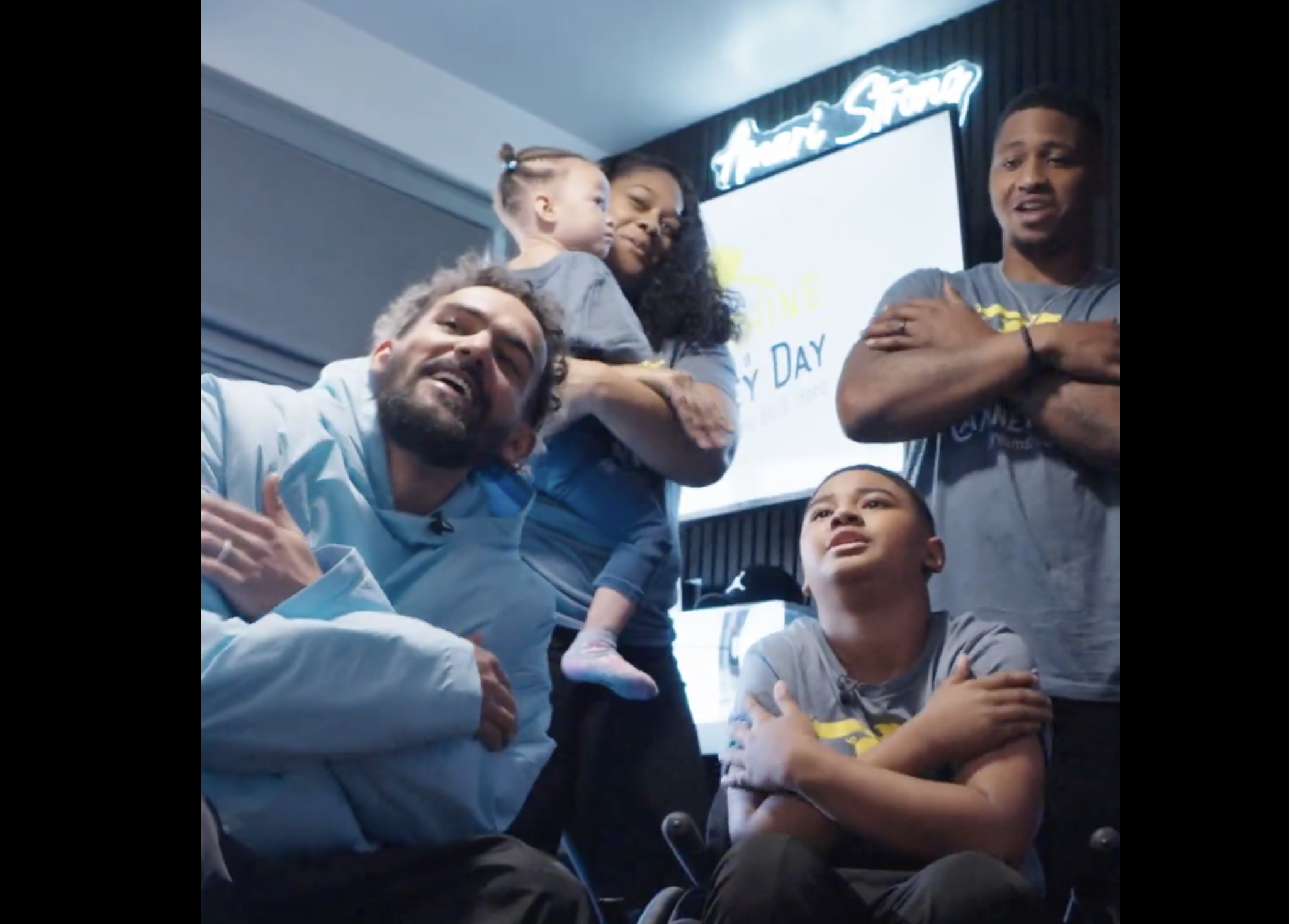 Το χριστουγεννιάτικο δώρο του Τρέι Γιάνγκ σε παιδί με κινητικά προβλήματα (video)