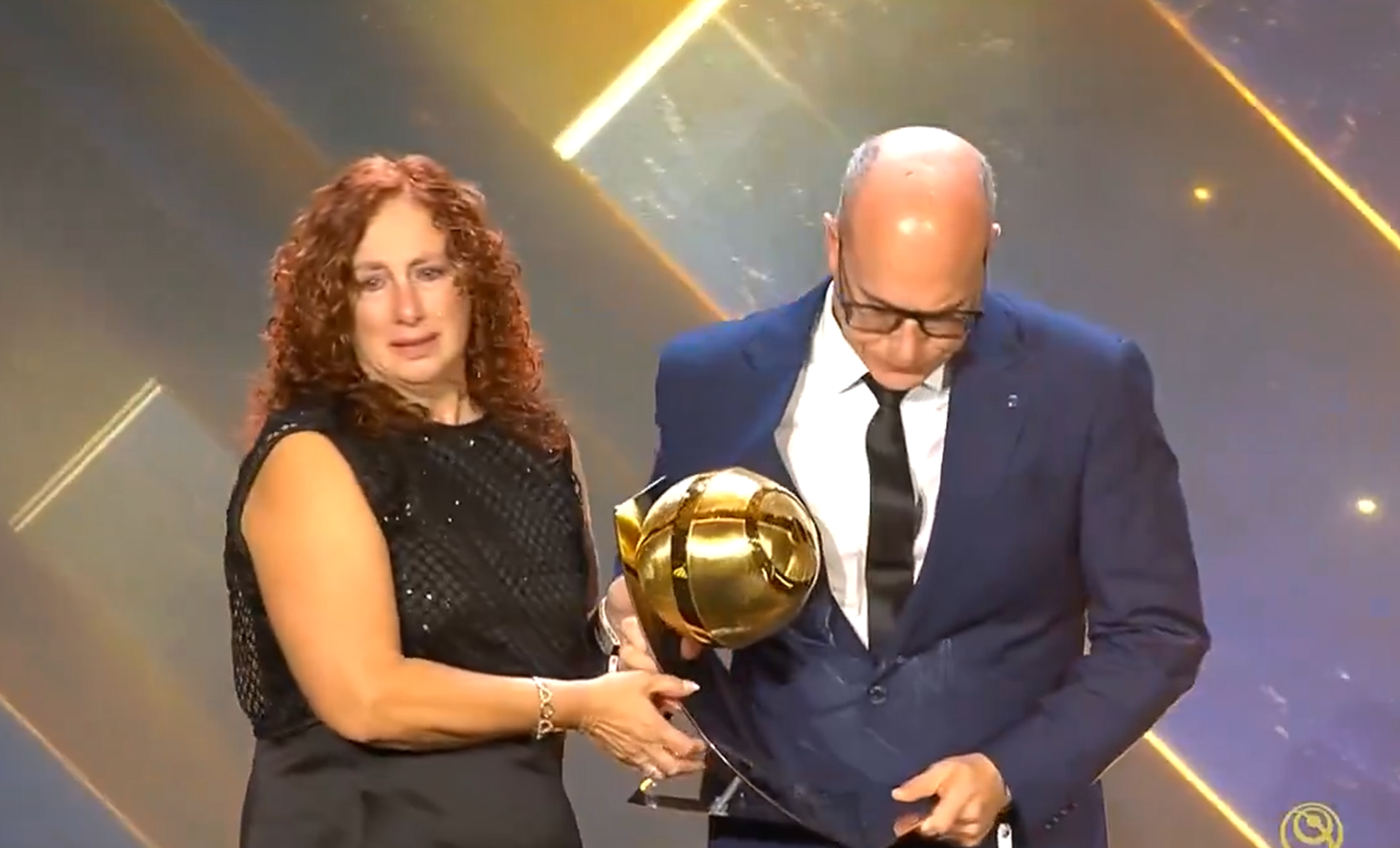 Η συγκινητική στιγμή που οι γονείς του Ντιόγκο Ζότα έλαβαν το βραβείο Globe Soccer (video)