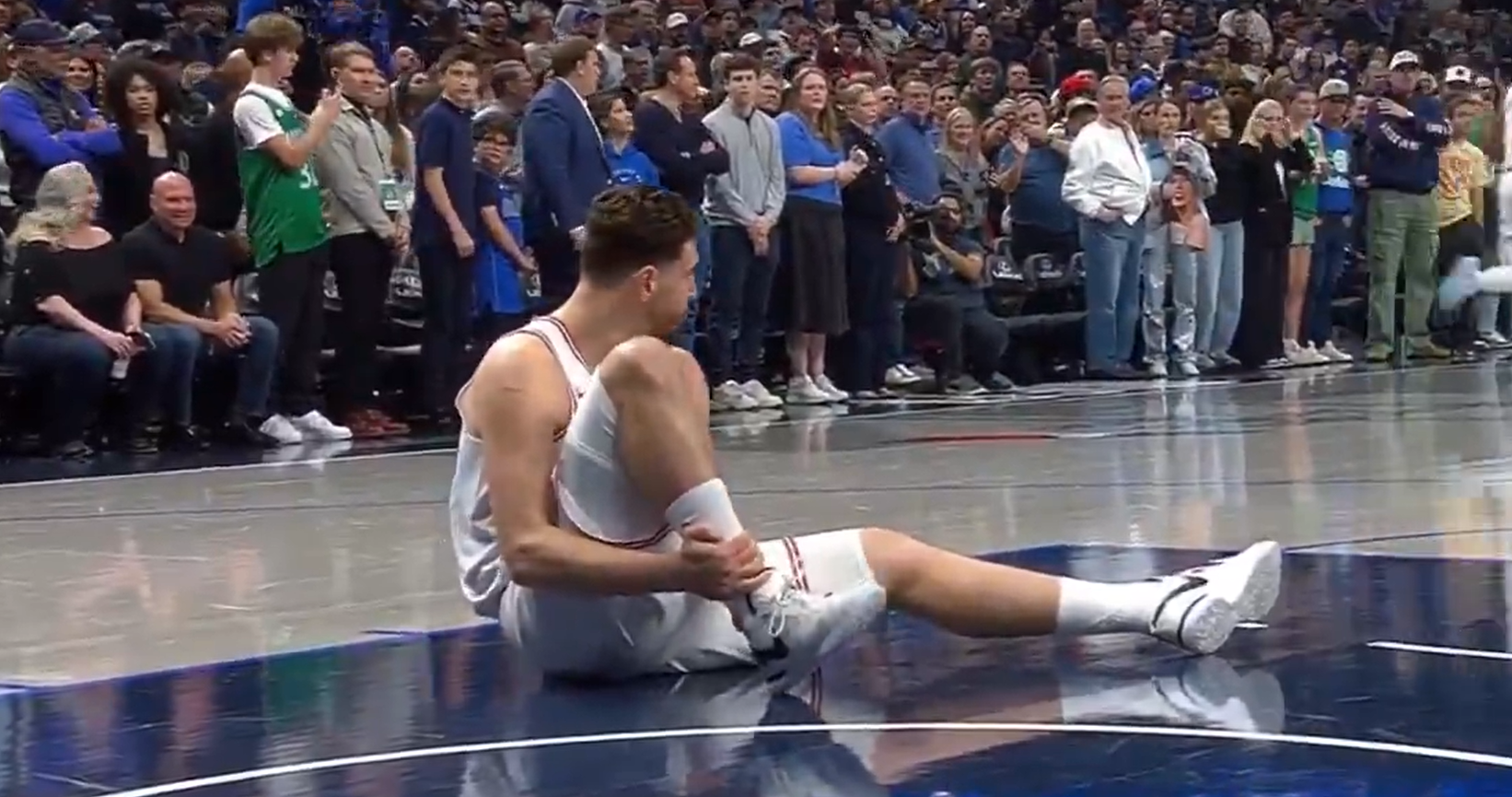 Ο Σενγκούν γύρισε το πόδι του κι αποχώρησε μετά από 64 δευτερόλεπτα στο Μάβερικς - Ρόκετς (video)