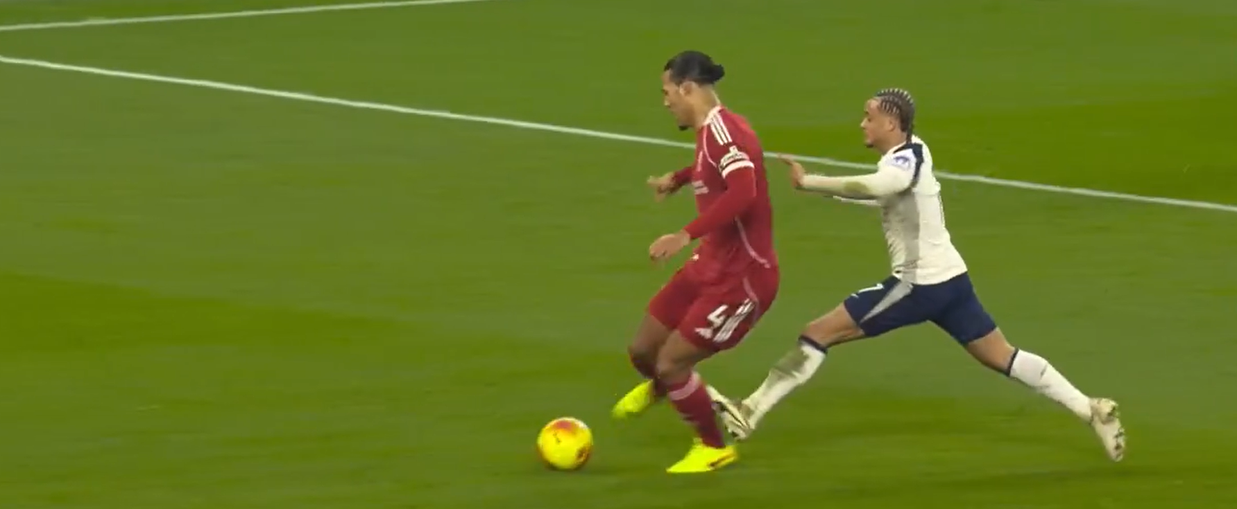 Αποβολή στο Τότεναμ - Λίβερπουλ: «Δολοφονικό» μαρκάρισμα του Τσάβι Σίμονς στον Φαν Ντάικ (video)