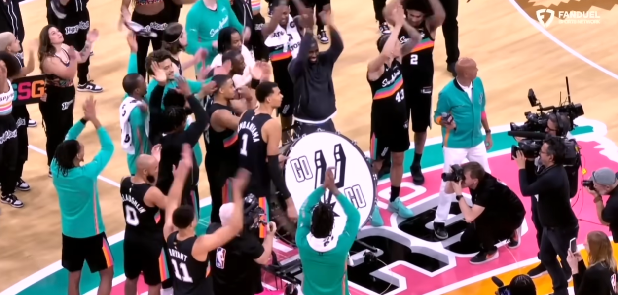 Ο Γουεμπανιαμά ενέπνευσε τους φίλους των Σπερς: Η νέα παράδοση που θυμίζει... Ευρώπη (video)