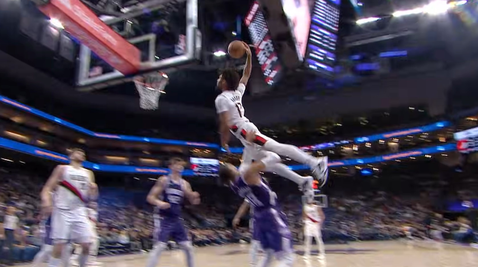 Τι κάρφωμα έκανε ο Σέιντον Σαρπ: Ο Καναδός έβαλε... μέσα στο καλάθι τον Γουέστμπρουκ (video)