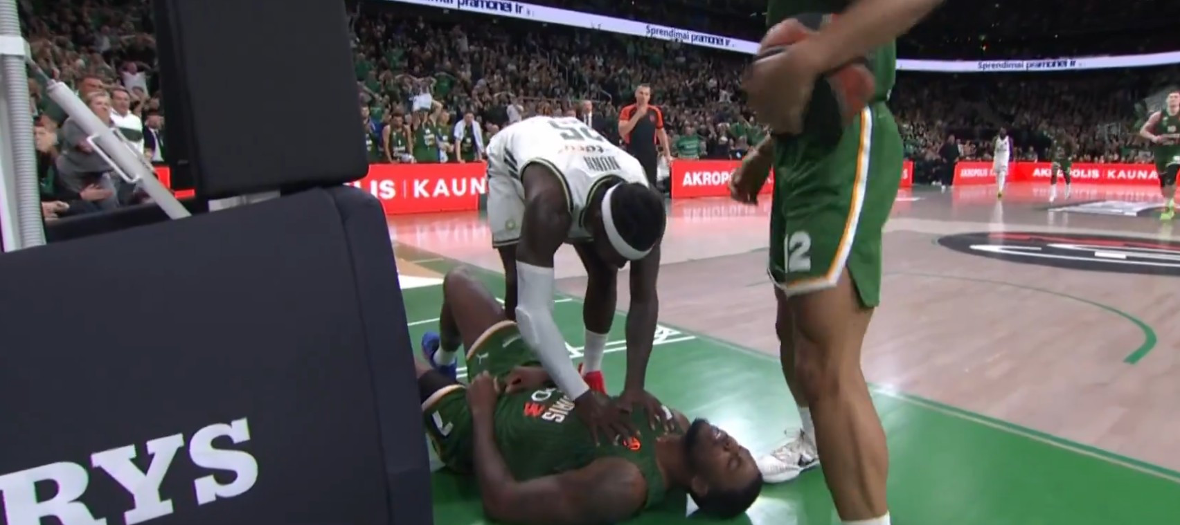 Ο Ναν έκανε επικίνδυνο φάουλ στον Ράιτ την ώρα που κάρφωνε - Πήγε αμέσως να δει αν είναι καλά (video)