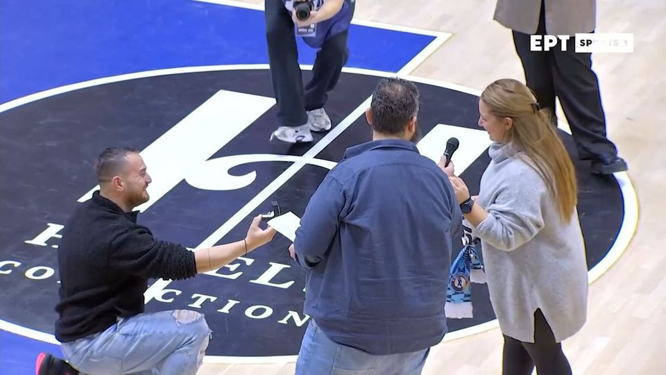 Πρόταση γάμου στο ημίχρονο του αγώνα Κολοσσός - Μαρούσι (video)