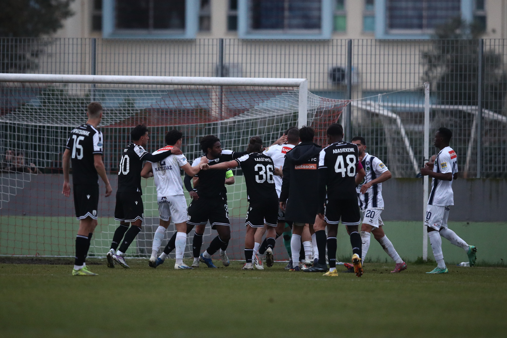 Μεγάλη ένταση στο ΠΑΟΚ Β - Ηρακλής με αποβολές, πιάστηκαν στα χέρια οι παίκτες! (video, photos)