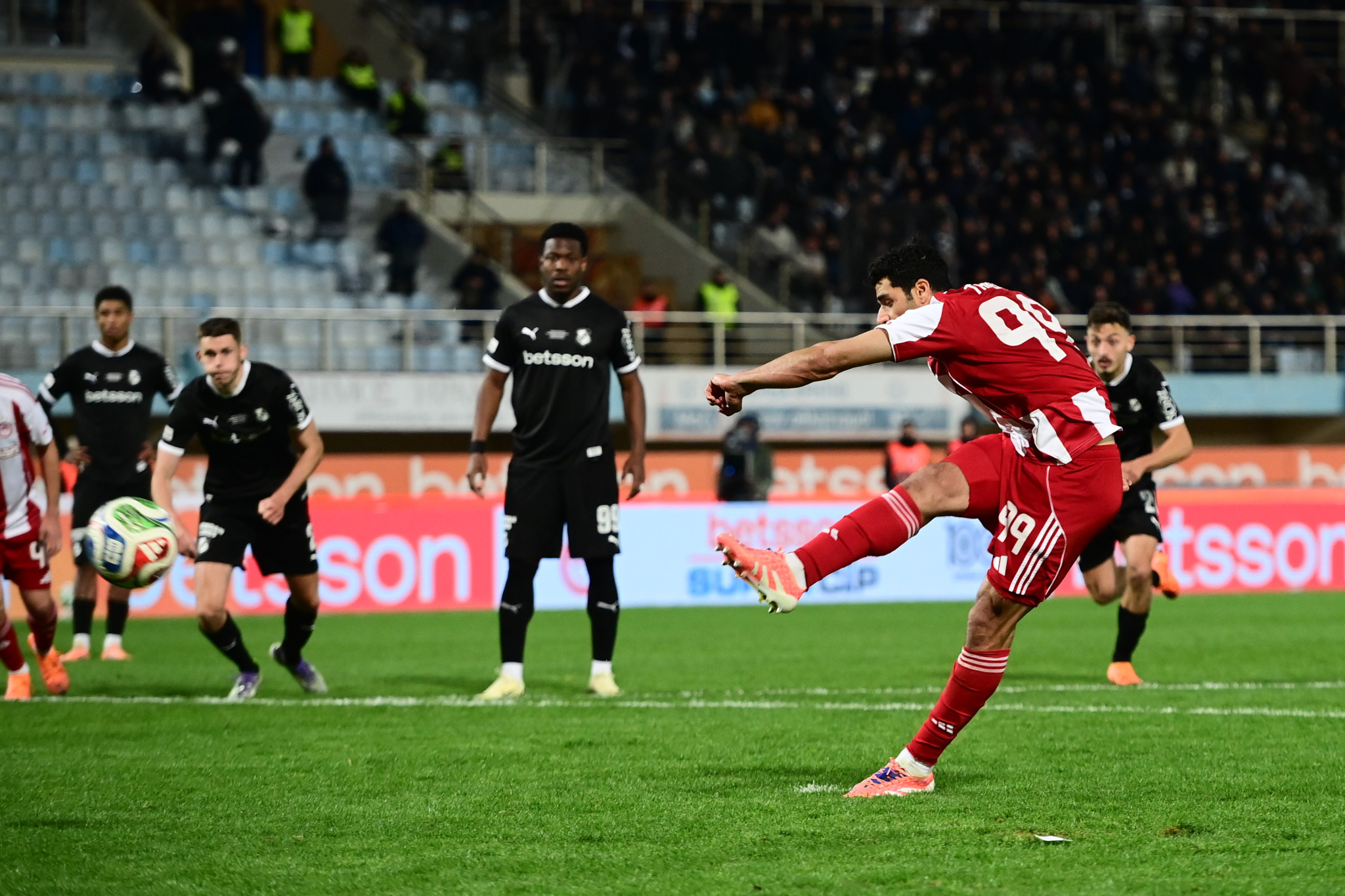 Με πέναλτι του Ταρέμι ο Ολυμπιακός σκόραρε απέναντι στον ΟΦΗ (video)