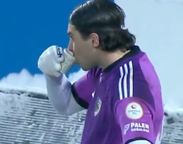 Απίστευτο σκηνικό στην Τουρκία: Τερματοφύλακας έπινε... τσάι για να ζεσταθεί (video)