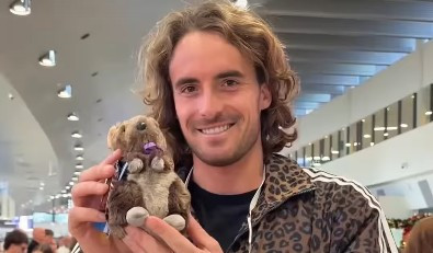 Έφτασε στο Περθ ο Τσιτσιπας και μετράει αντίστροφα για την πρεμιέρα της νέας χρονιάς (video)