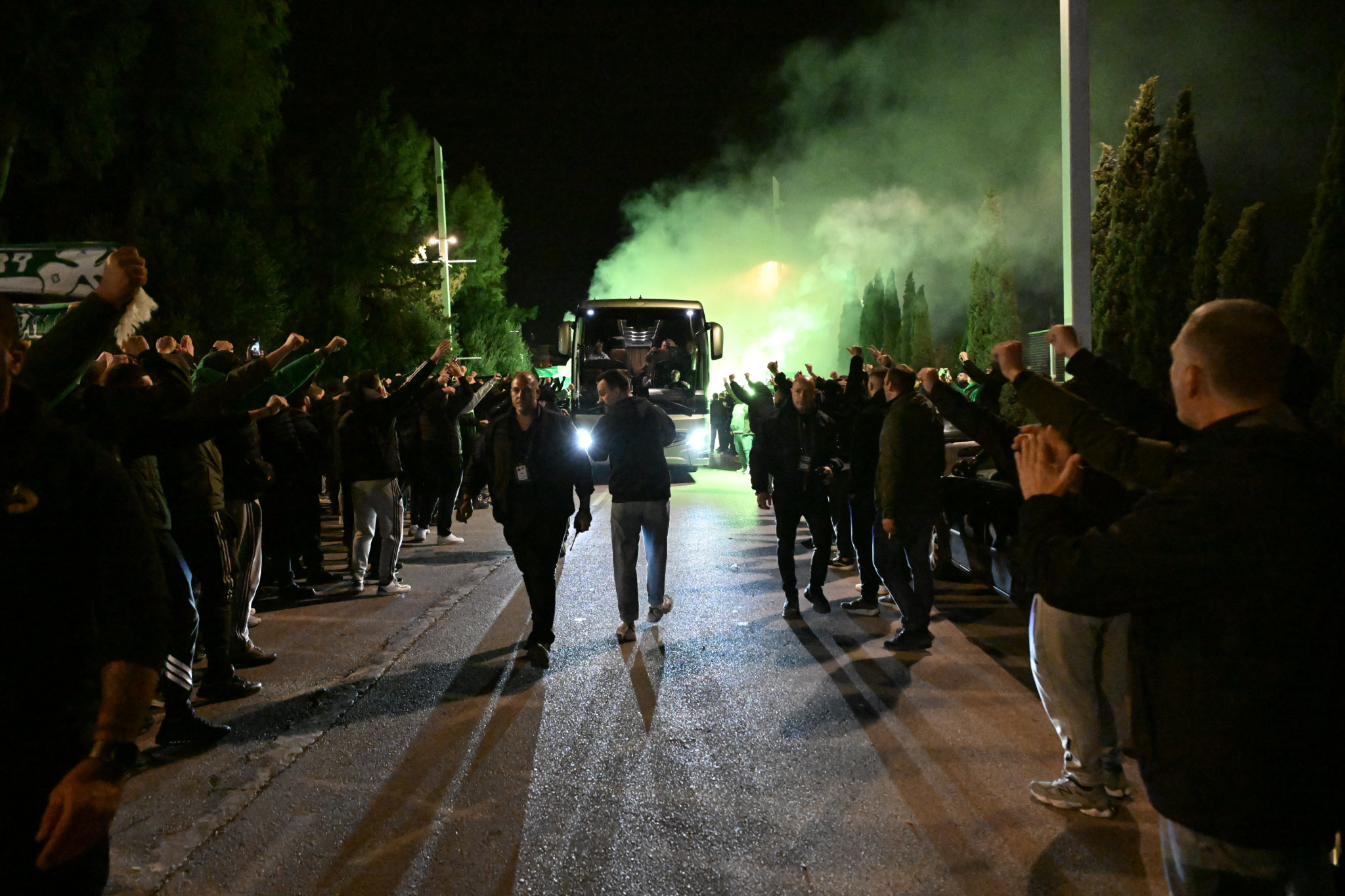 «Ντόπες» κόσμου στην αποστολή του Παναθηναϊκού - Αποθέωση από χίλια άτομα έξω από το γήπεδο (video)