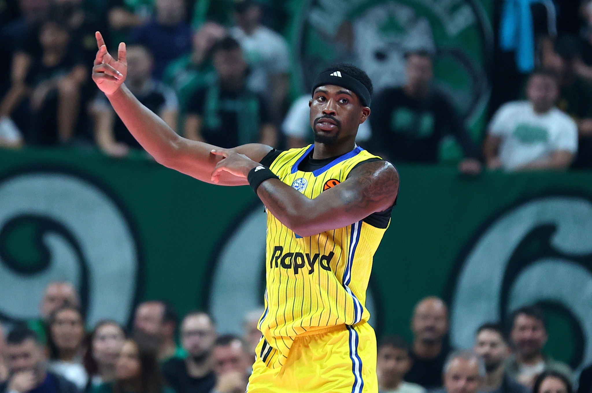 Δύσκολη νίκη για την Μακάμπι πριν την διαβολοβδομάδα… αιωνίων