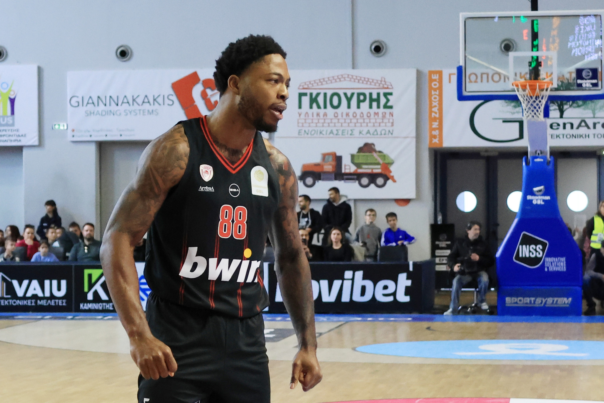 Οι φίλοι του Ολυμπιακού αποθέωσαν τον Ταϊρίκ Τζόουνς (video)