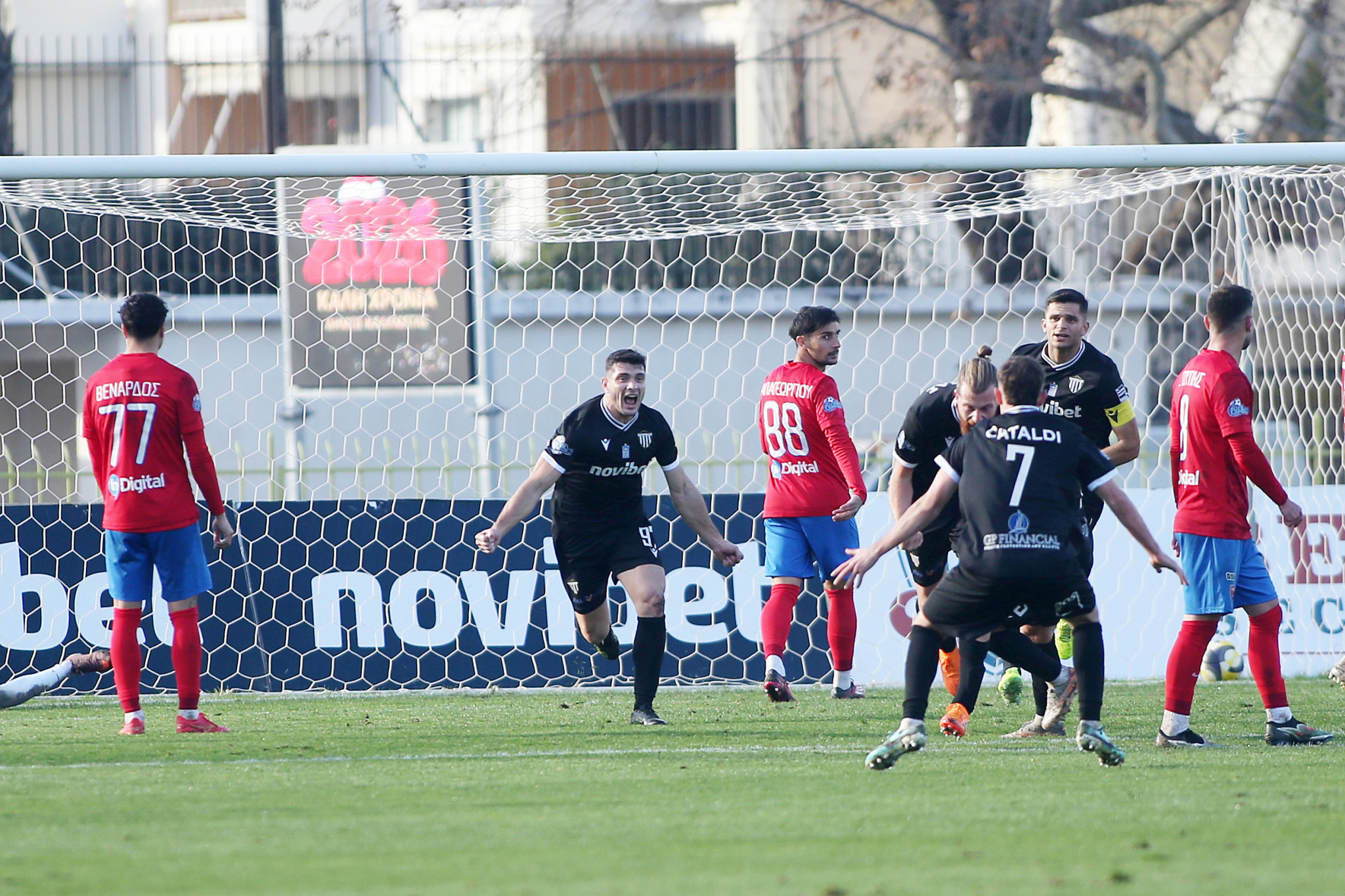 Ο Βαφέας με εκπληκτική κεφαλιά σημείωσε το 1-0 για την Καλαμάτα (video)