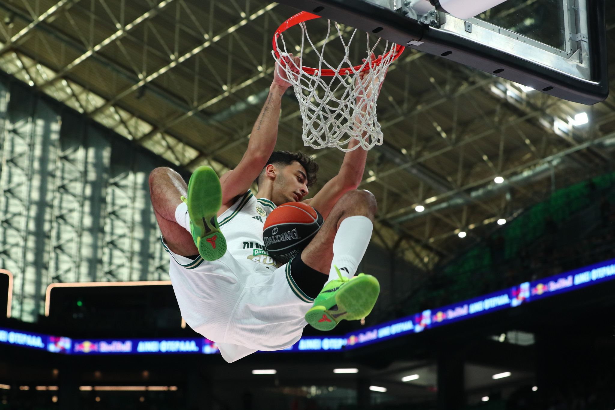 «Λέιζερ» πάσα του Γκραντ, εκπληκτικό κάρφωμα του Σαμοντούροφ για τον Παναθηναϊκό (video)