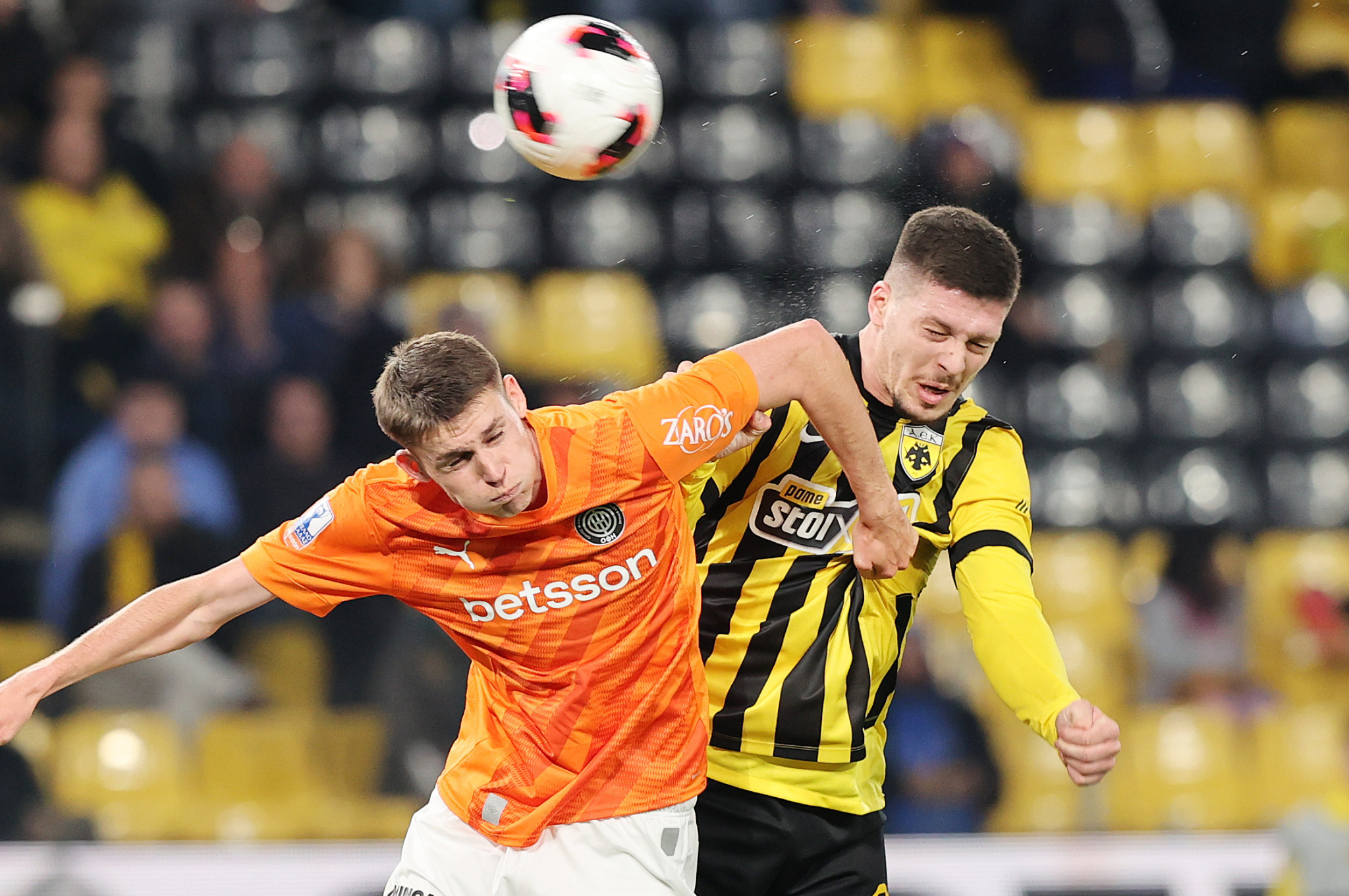 Κεφαλιά του Γιόβιτς στο δοκάρι (video)