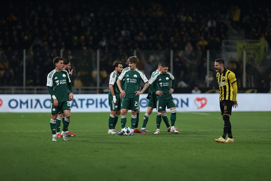 Οπαδοί του Παναθηναϊκού αποδοκίμασαν έντονα την ομάδα στο Κορωπί μετά την ήττα από την ΑΕΚ