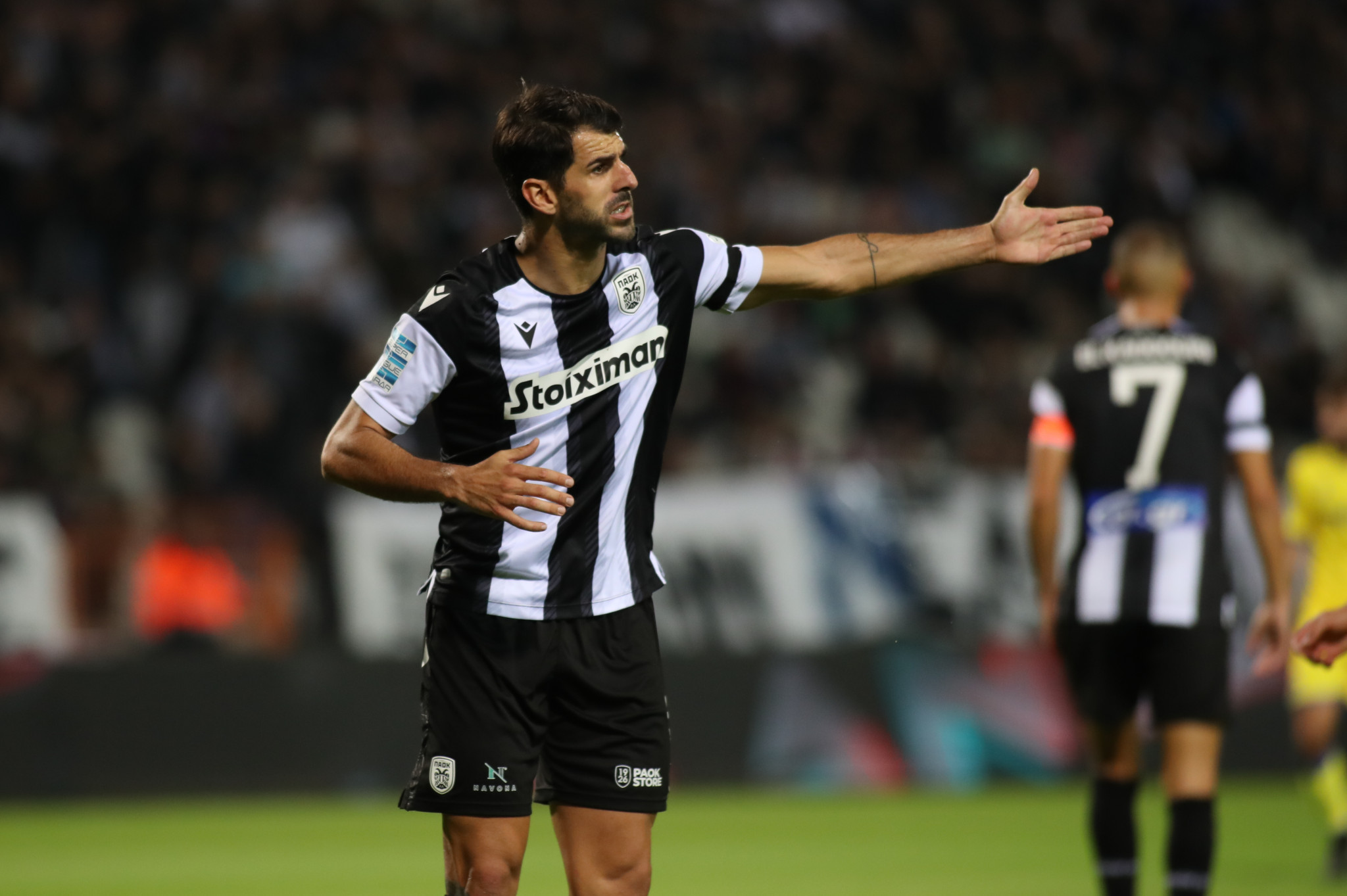 Εκτός ελέγχου ο Ολιβέιρα: Ο πρώην παίκτης ΑΕΚ και ΠΑΟΚ αποβλήθηκε και... ξέσπασε (video)