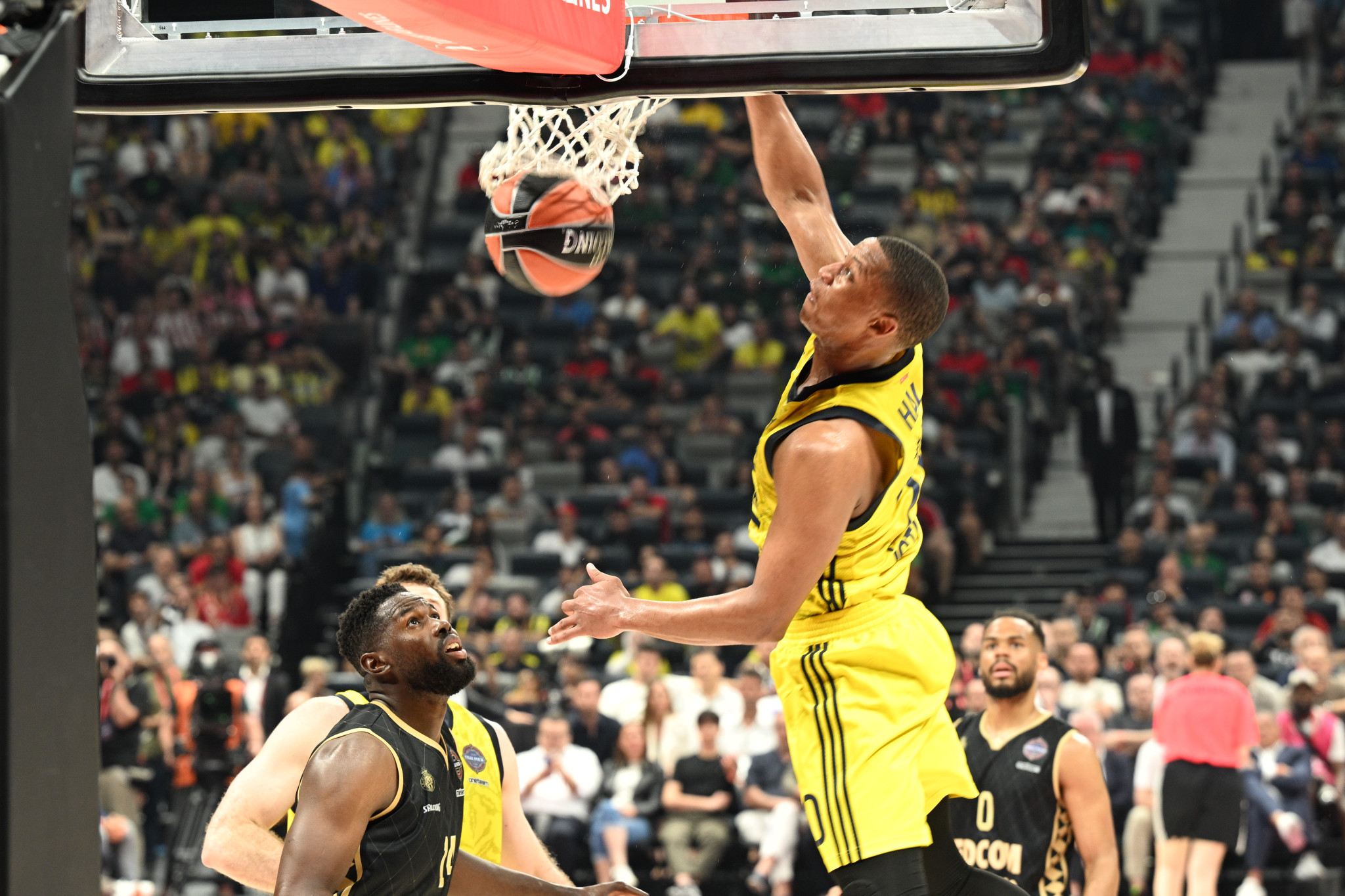 «Άκυρο» του Χολ στην πρώτη κρούση της Φενέρμπαχτσε περί ανανέωσης συμβολαίου