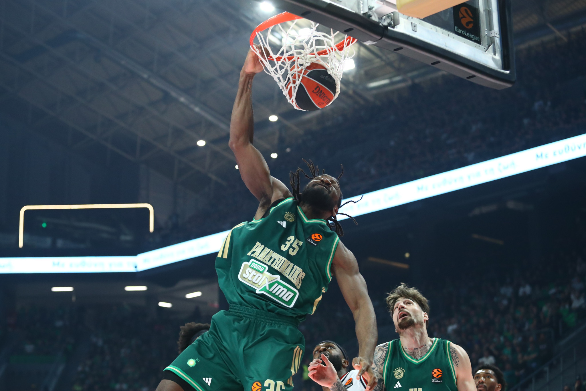 Ανοίξτε του τον δρόμο: Ο Κένεθ Φαρίντ... πέταξε και κάρφωσε με μανία στο καλάθι της Μιλάνο (video)