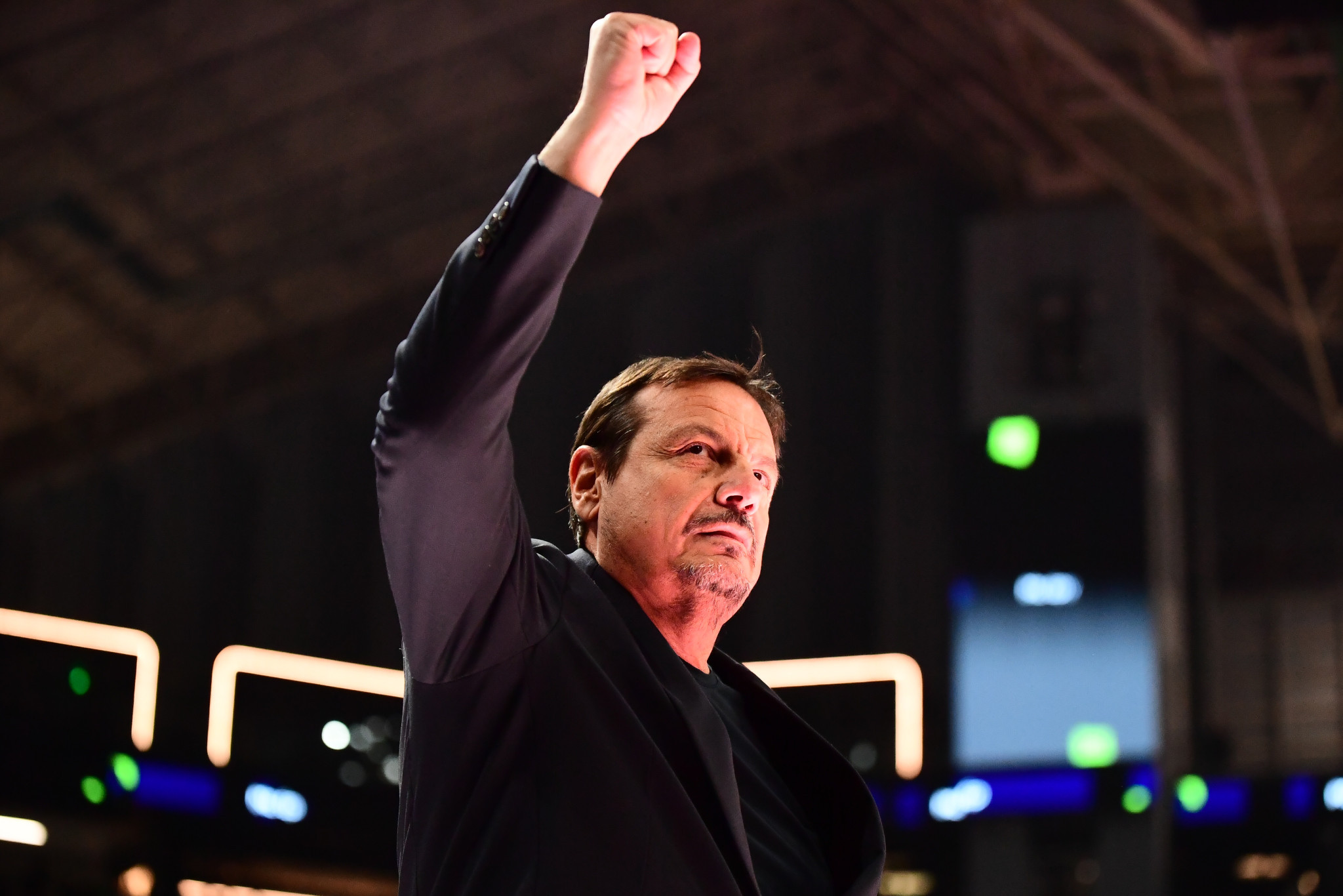 Ο κόσμος του Παναθηναϊκού αποθέωσε τον Αταμάν που... απάντησε με υψωμένες γροθιές (video)