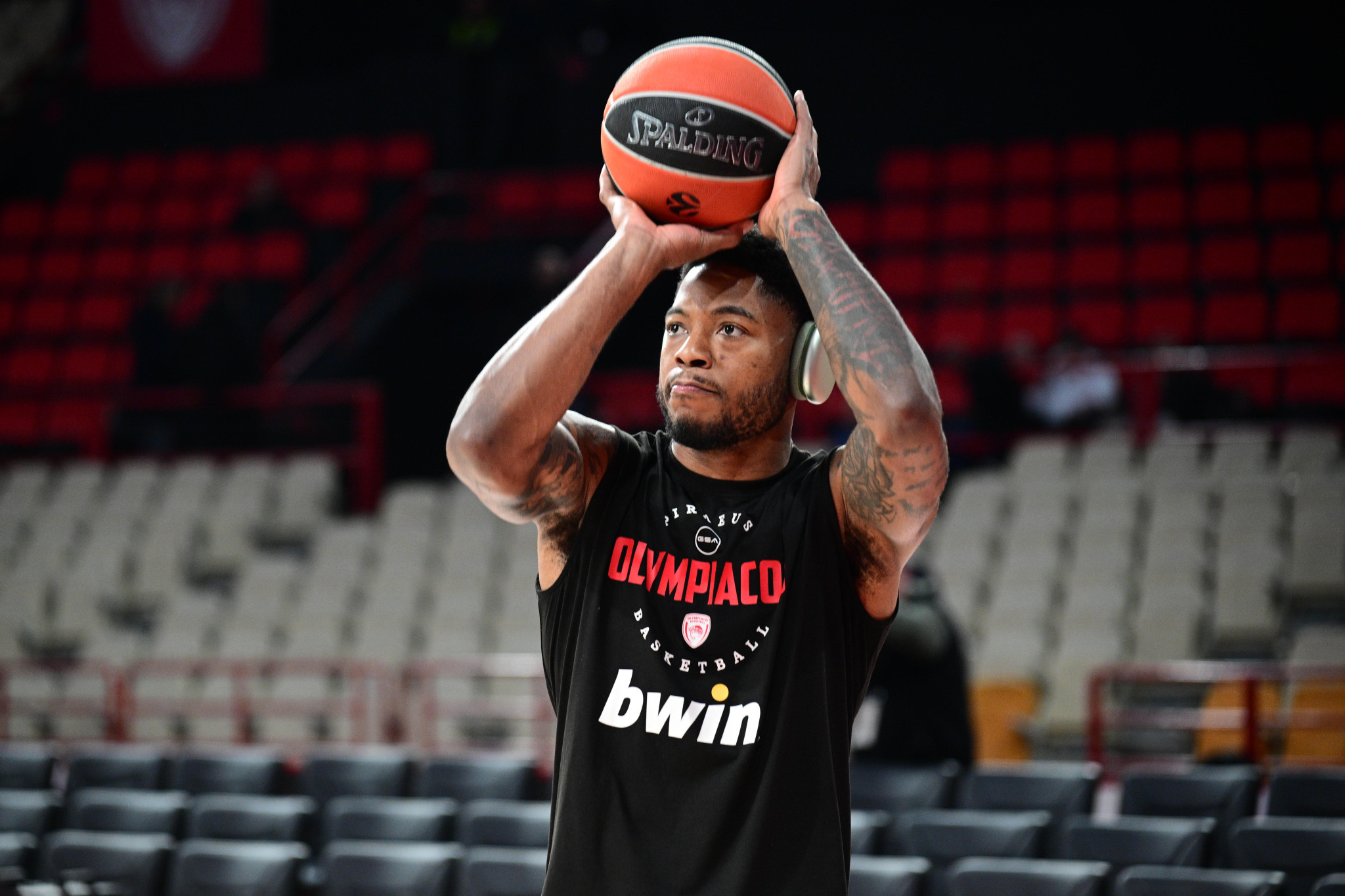 Η μητέρα του Ταϊρίκ Τζόουνς στο πλευρό του γιου της πριν το ντεμπούτο του με τον Ολυμπιακό (video)