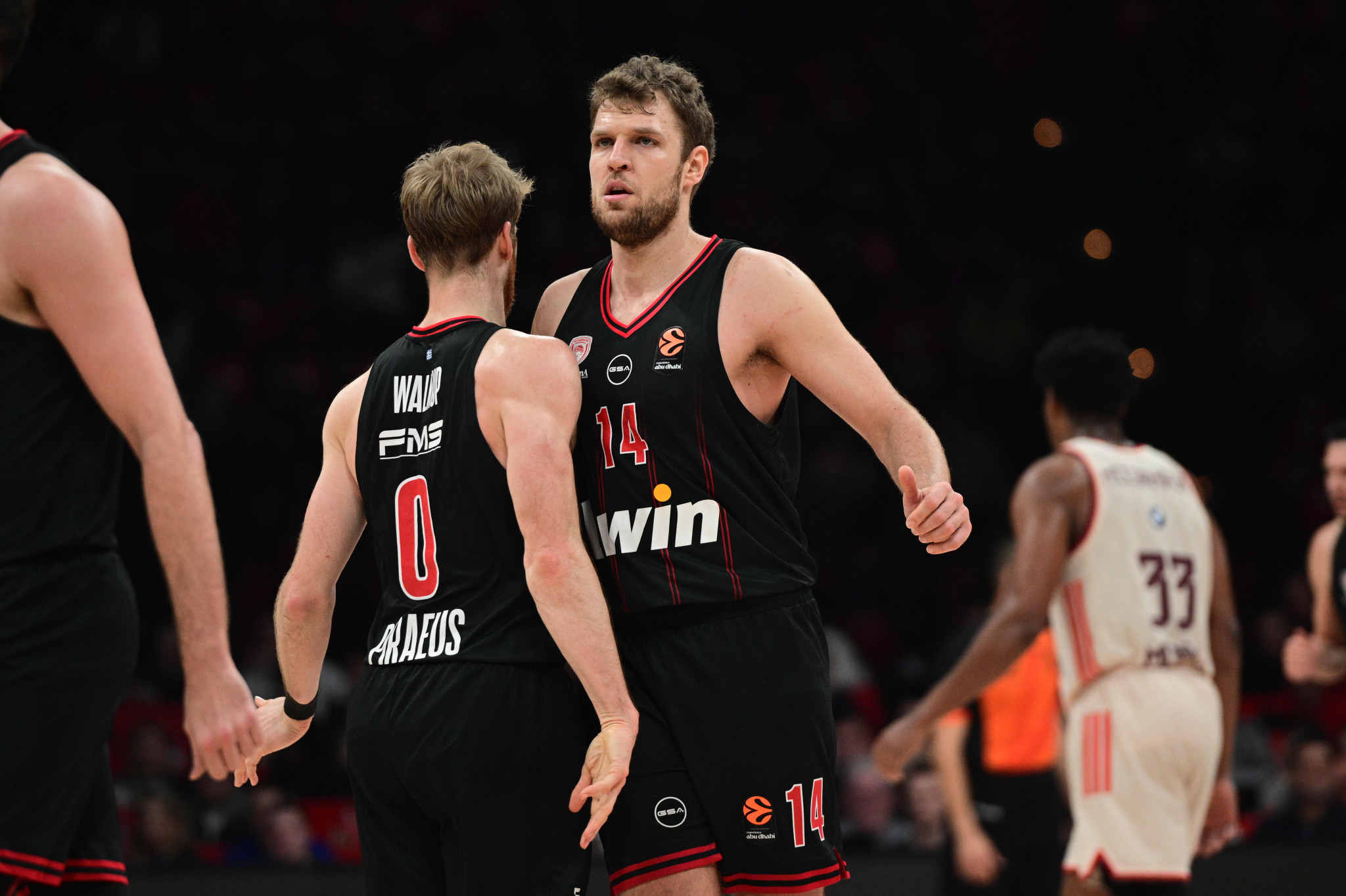 Άνετα ο Ολυμπιακός την Μπάγερν με «ρεσιτάλ» από Βεζένκοφ - Μιλουτίνοφ