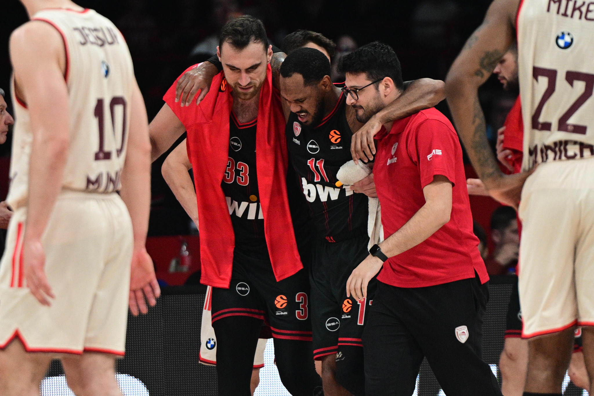 «Συναγερμός» με Μόρις στον Ολυμπιακός: Τραυματίστηκε και αποχώρησε υποβασταζόμενος