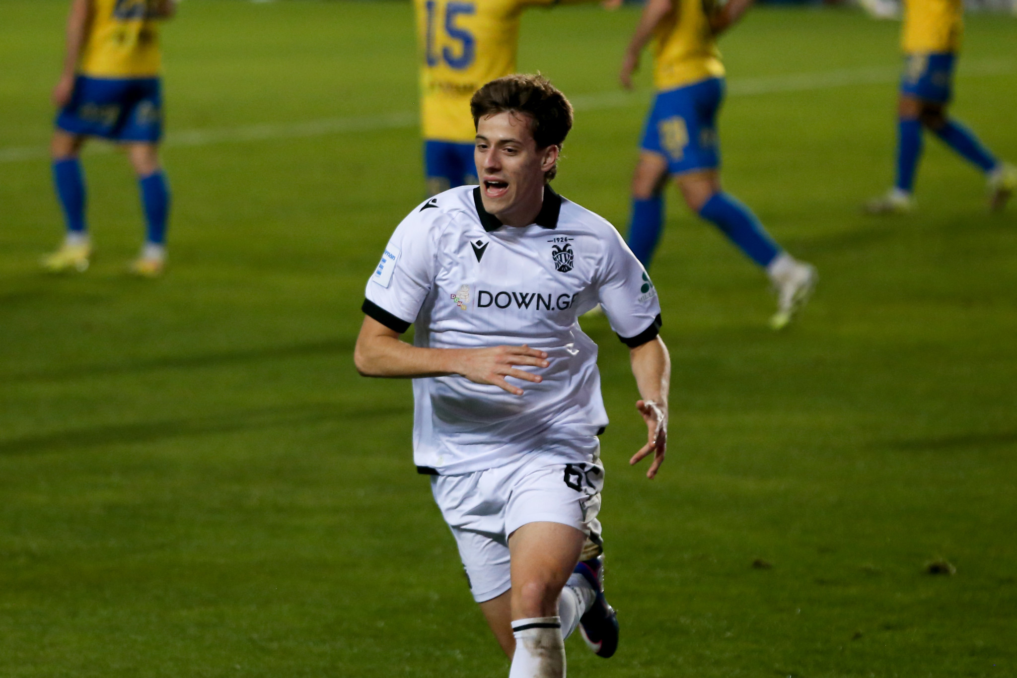 Ο Κωνσταντέλιας έβαλε το πρώτο γκολ της καριέρας του με κεφαλιά και άνοιξε το σκορ στο Αγρίνιο (video)