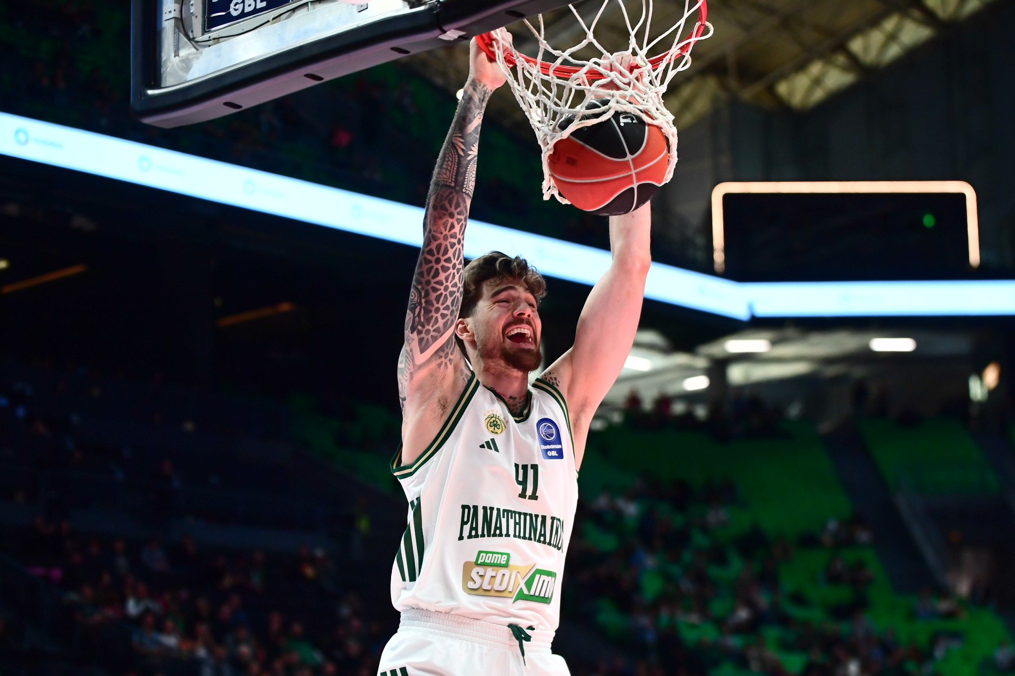 Φοβερή φάση του Παναθηναϊκού και στις δύο μεριές του παρκέ: Τάπα του Χολμς, κάρφωμα του Χουάντσο (video)