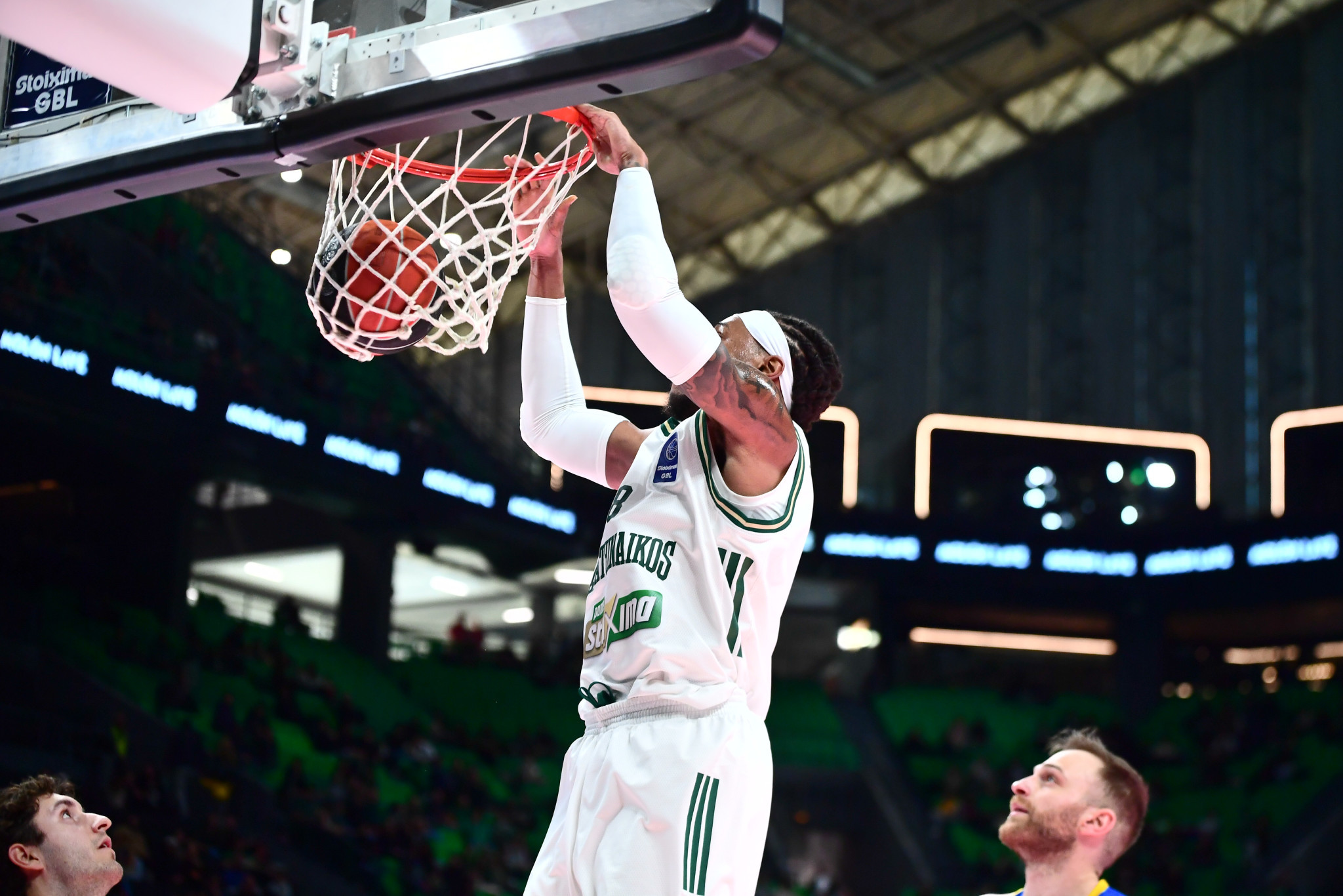 Ο Χολμς έπιασε την μπάλα ψηλά και την προσγείωσε με μανία στο καλάθι του Περιστερίου (video)