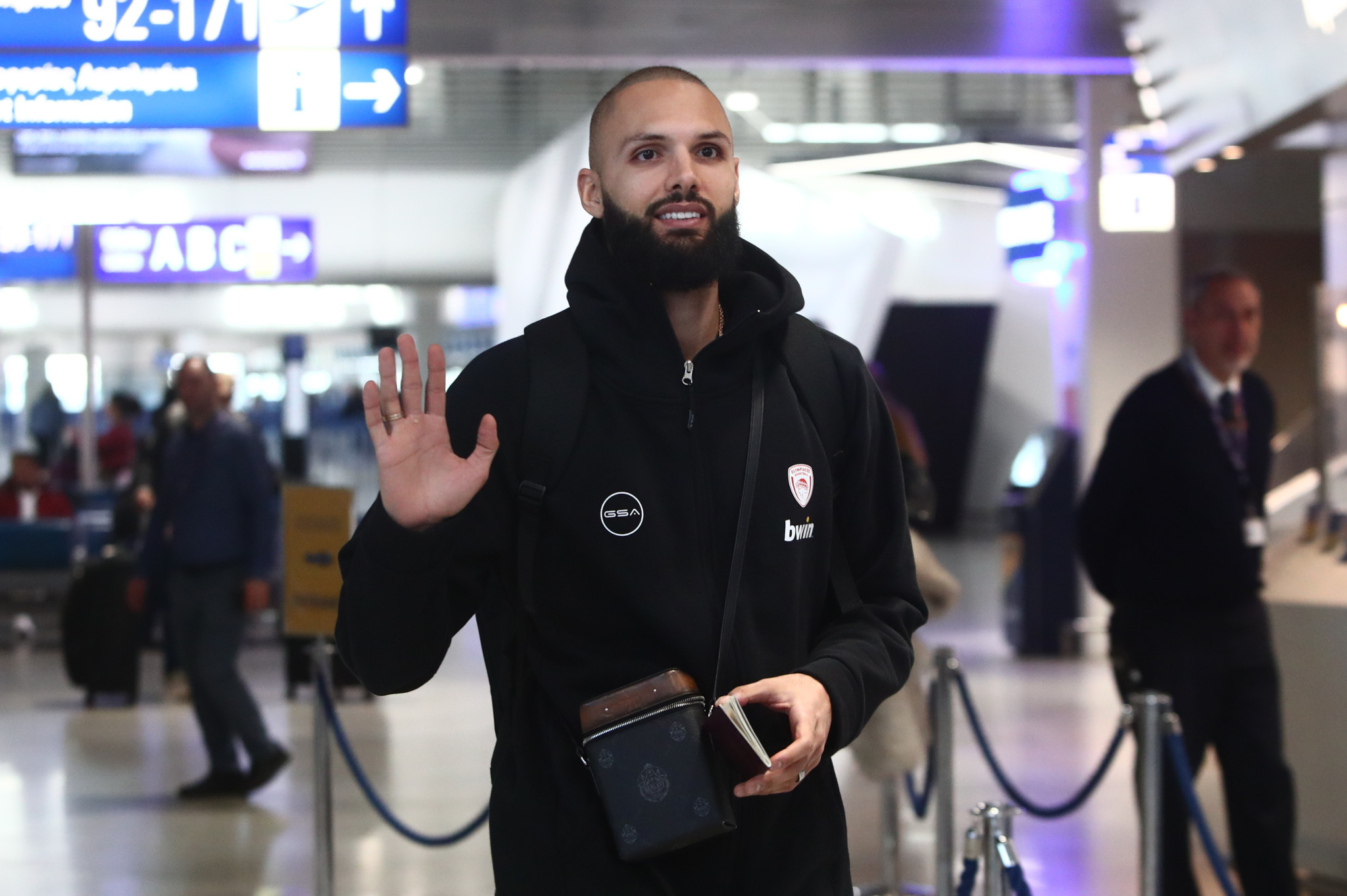 Ενθουσιάστηκε ο Έντι Τζόνσον με την μπλούζα του Φουρνιέ: «Ολυμπιακός για πάντα!»