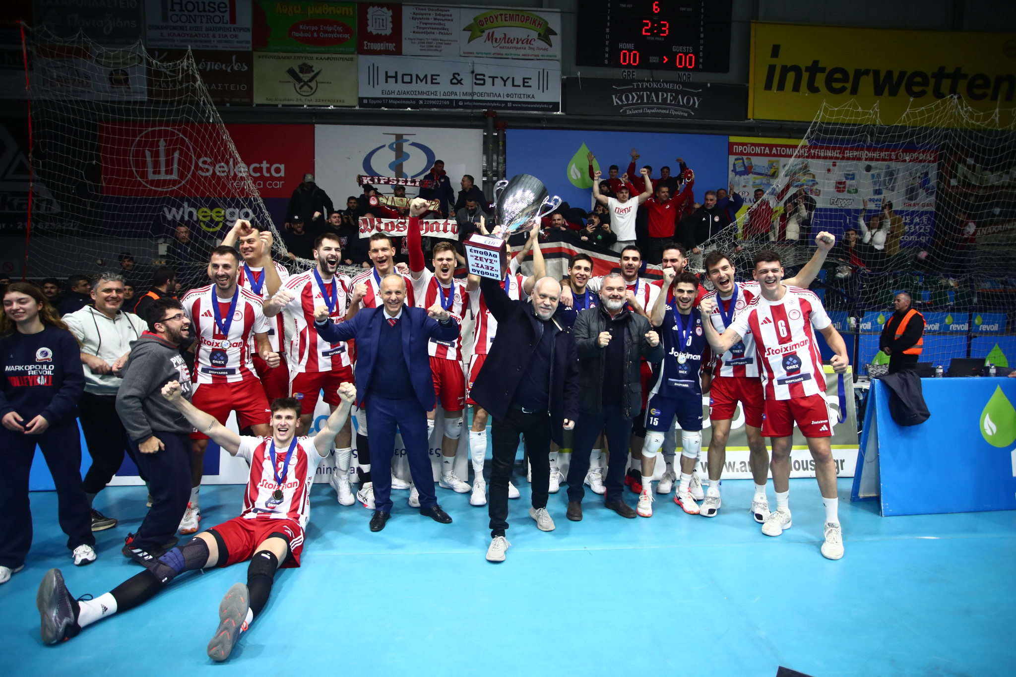 Η στιγμή της απονομής του Super Cup στον Ολυμπιακό (video)