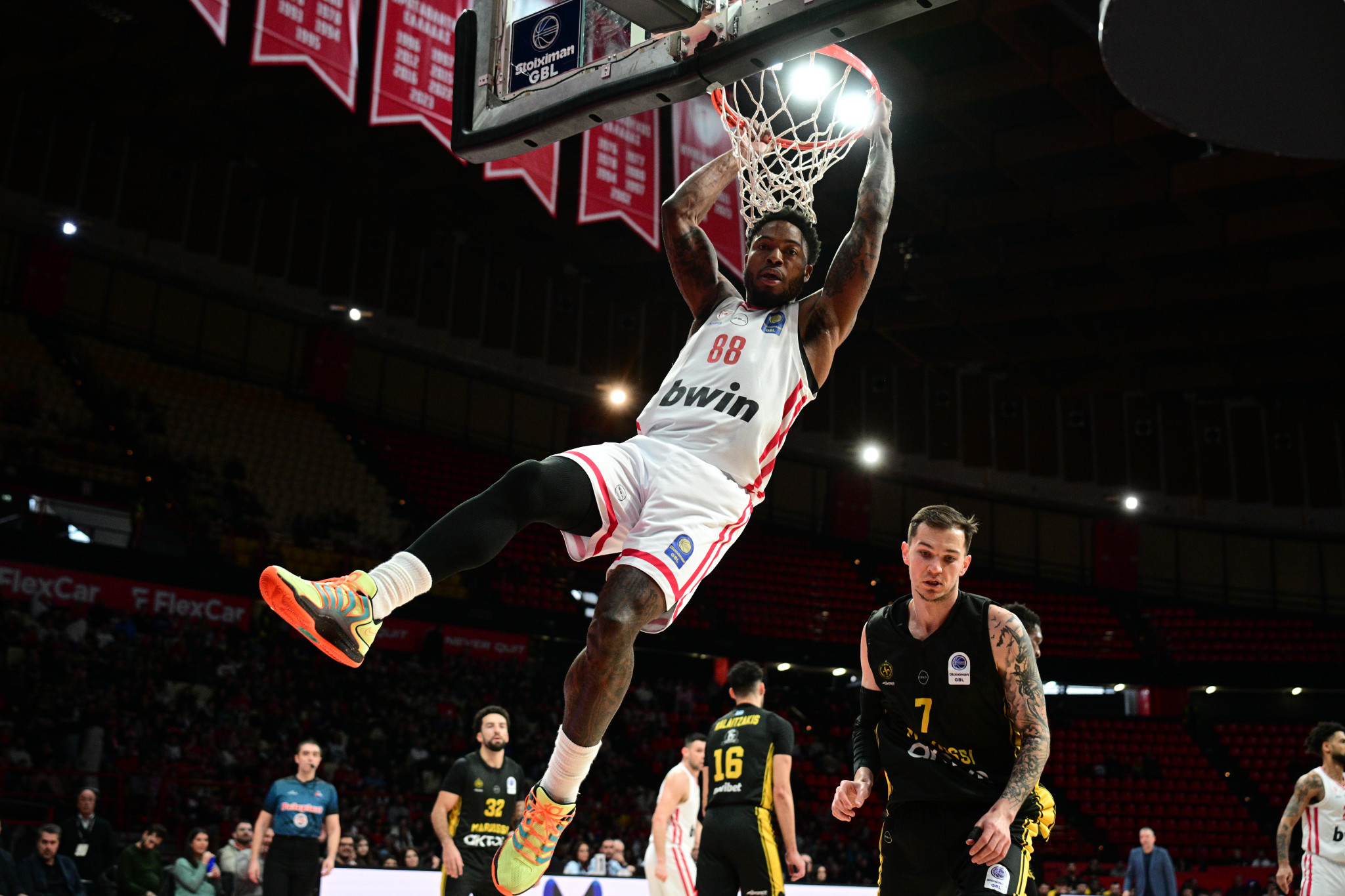 Η... πτήση του Ταϊρίκ Τζόουνς μετά την πάσα του Φουρνιέ (video)